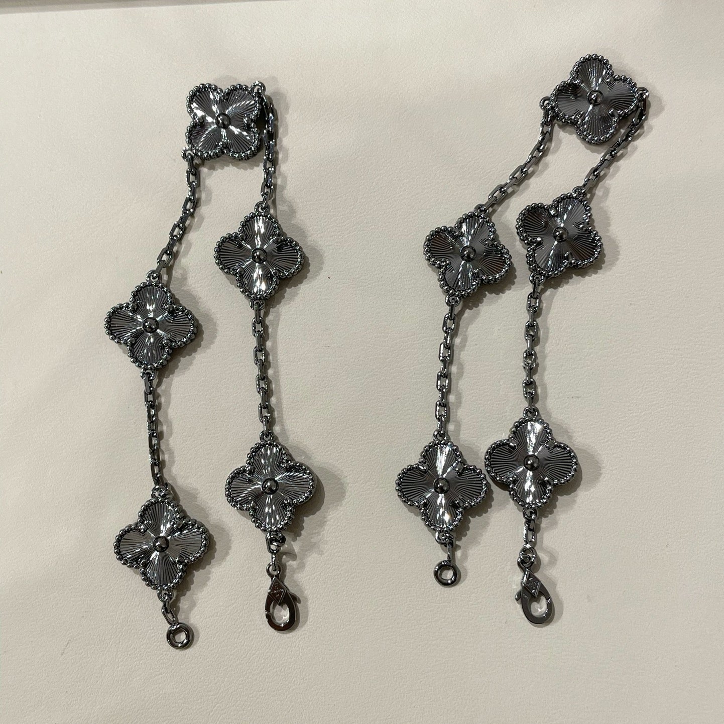 [Vellora-Opalyn]CLOVER 5 MOTIF BLACK BRACELET