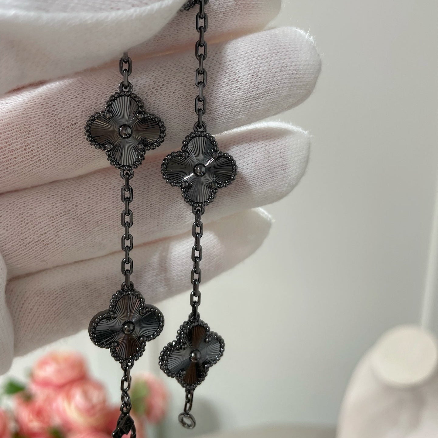 [Vellora-Opalyn]CLOVER 5 MOTIF BLACK BRACELET