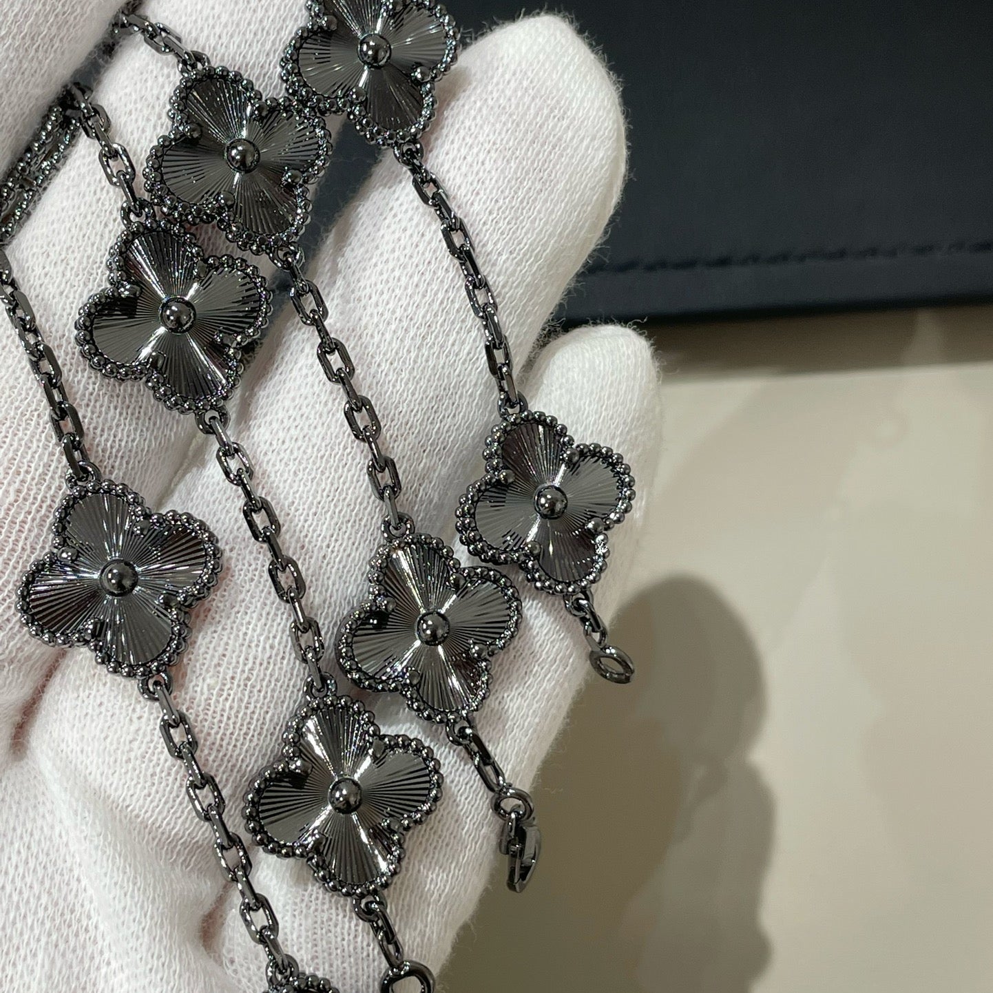 [Vellora-Opalyn]CLOVER 5 MOTIF BLACK BRACELET