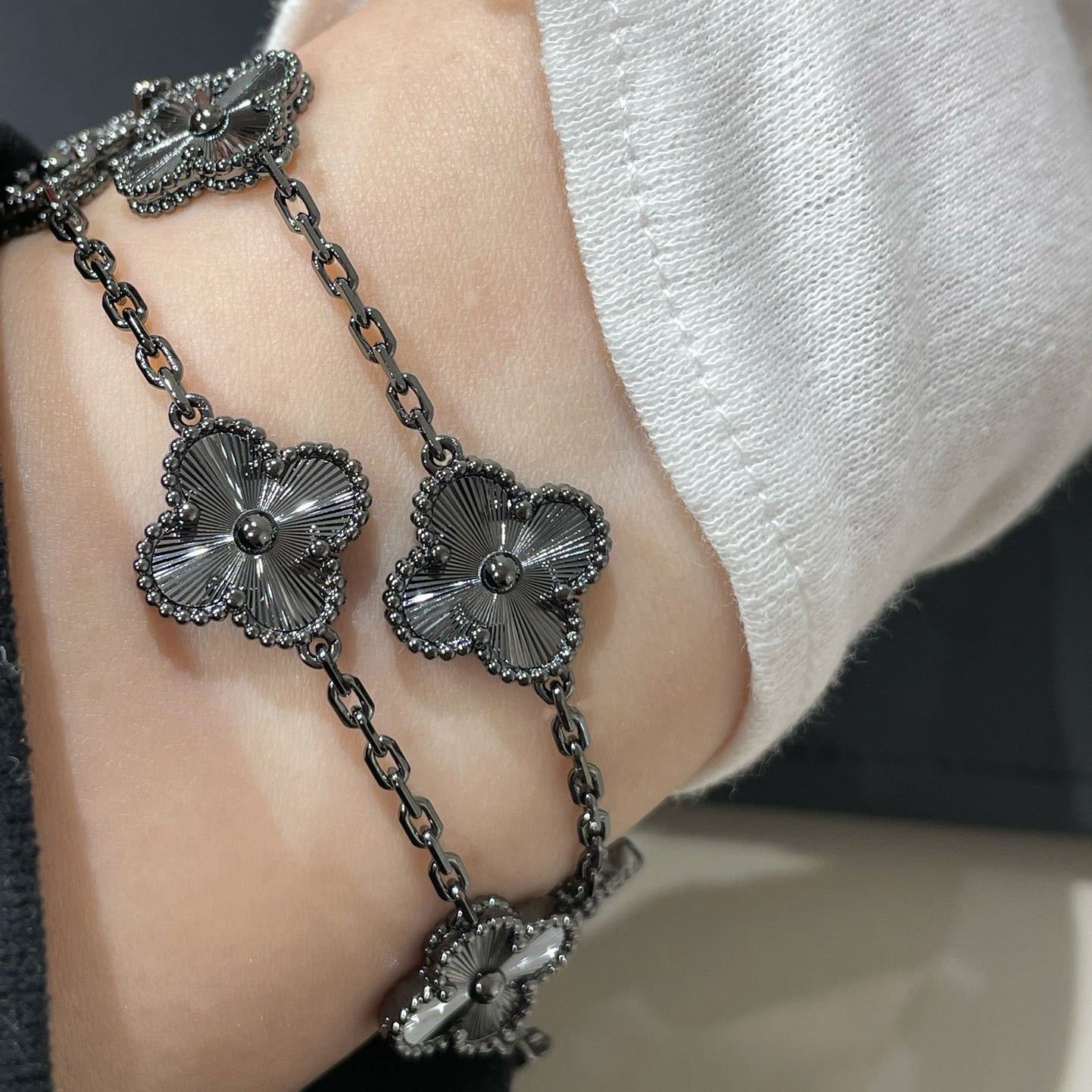 [Vellora-Opalyn]CLOVER 5 MOTIF BLACK BRACELET