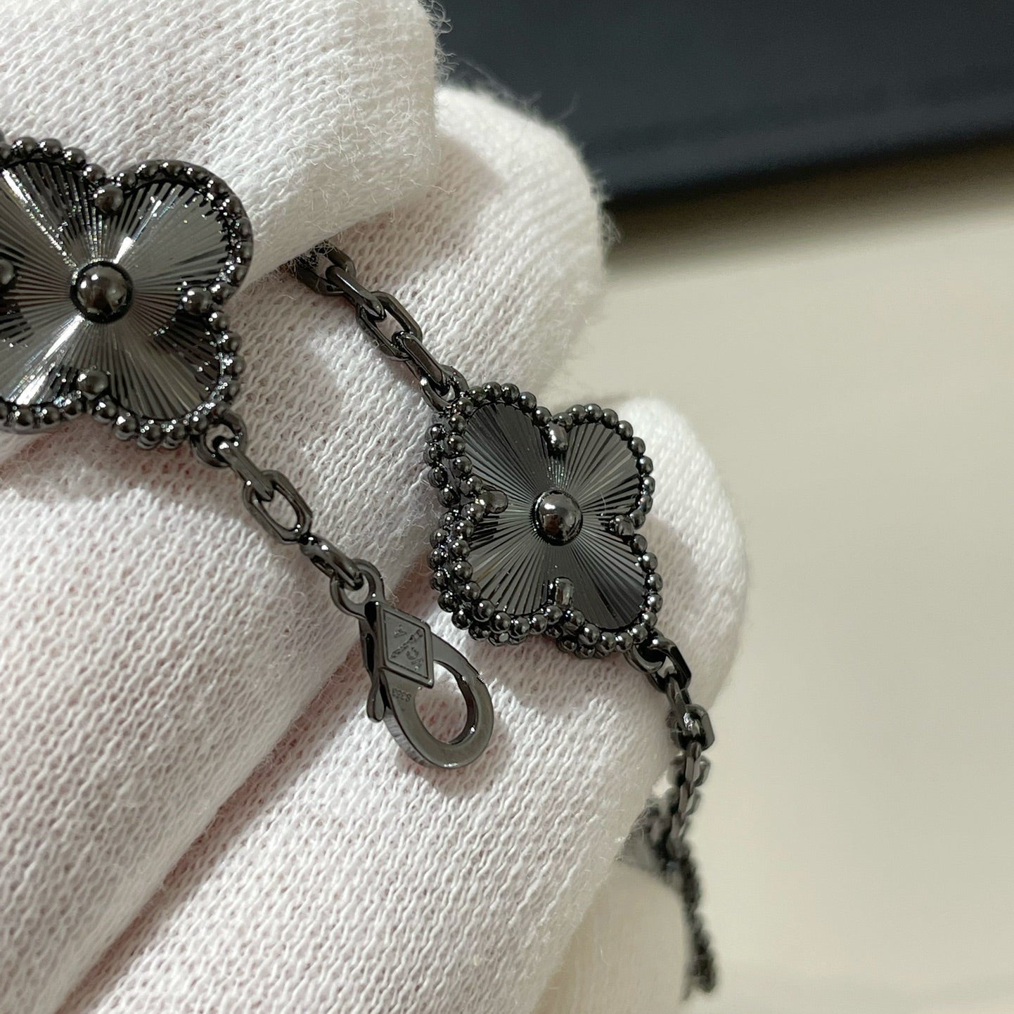 [Vellora-Opalyn]CLOVER 5 MOTIF BLACK BRACELET