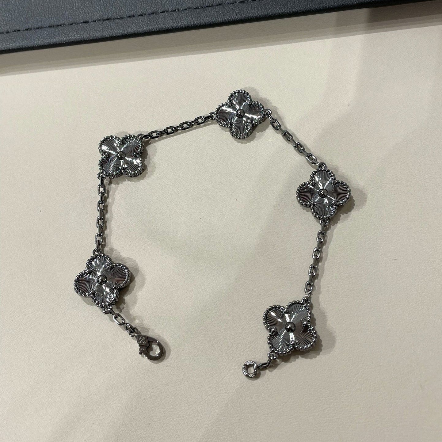 [Vellora-Opalyn]CLOVER 5 MOTIF BLACK BRACELET