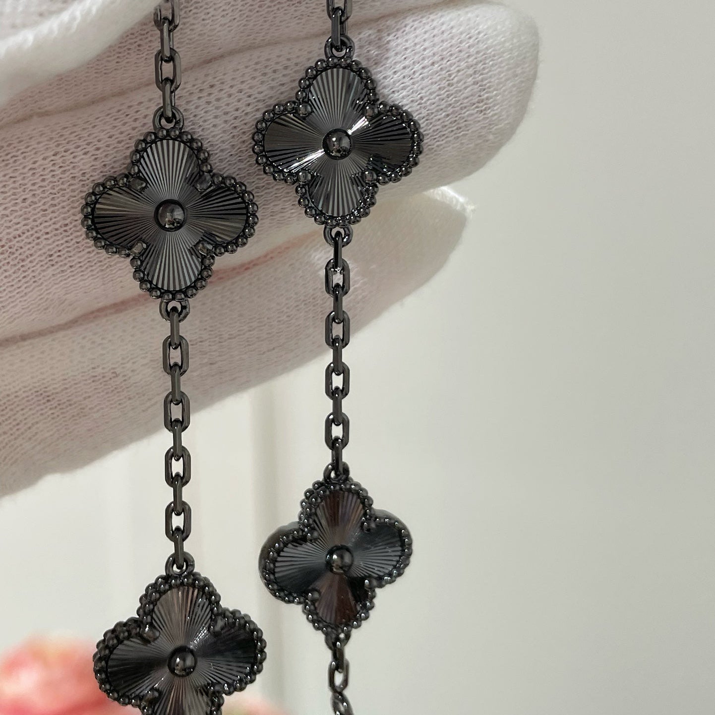 [Vellora-Opalyn]CLOVER 5 MOTIF BLACK BRACELET