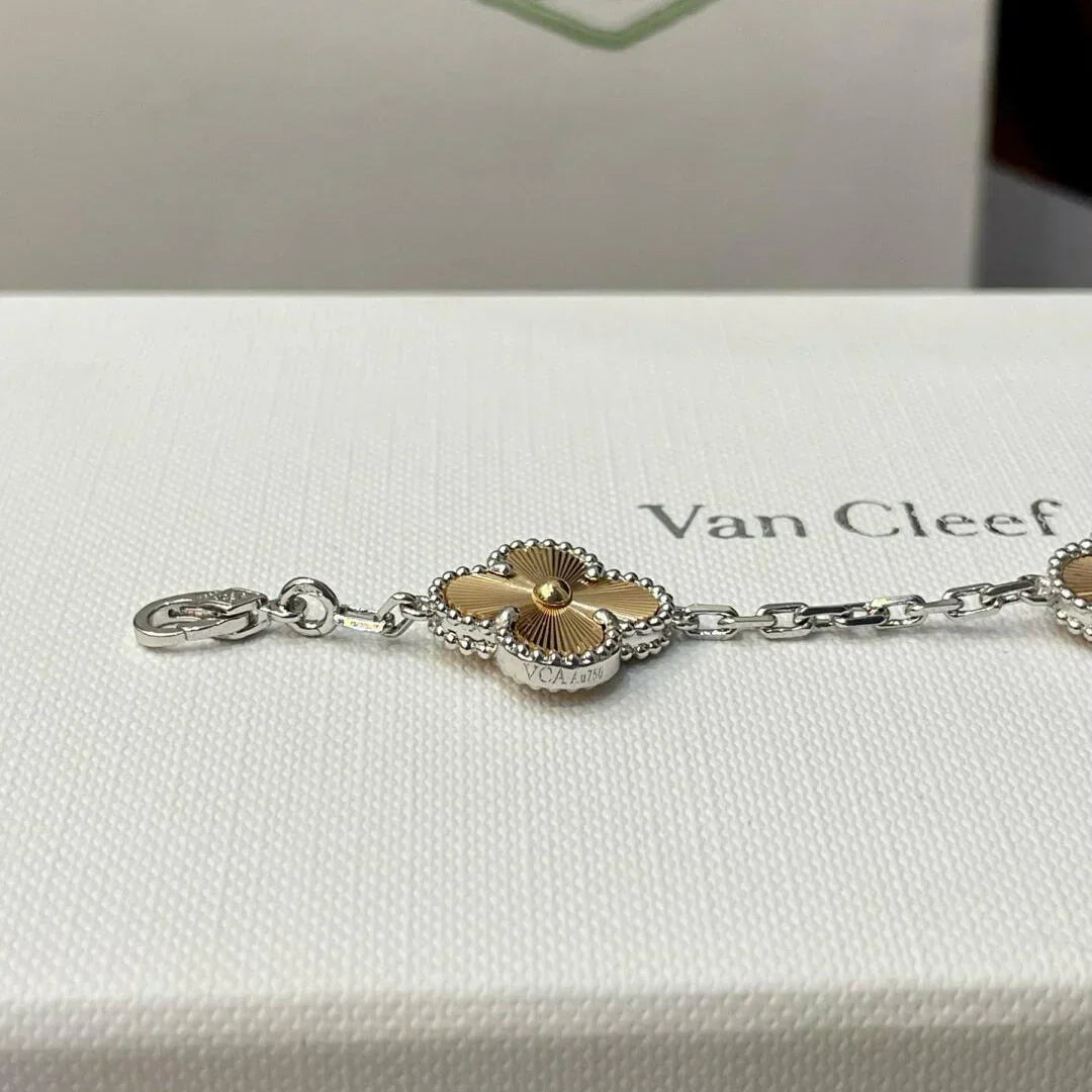 [Vellora-Opalyn]CLOVER 5 MOTIFS CHRISTMAS LIMITED EDITION BRACELET