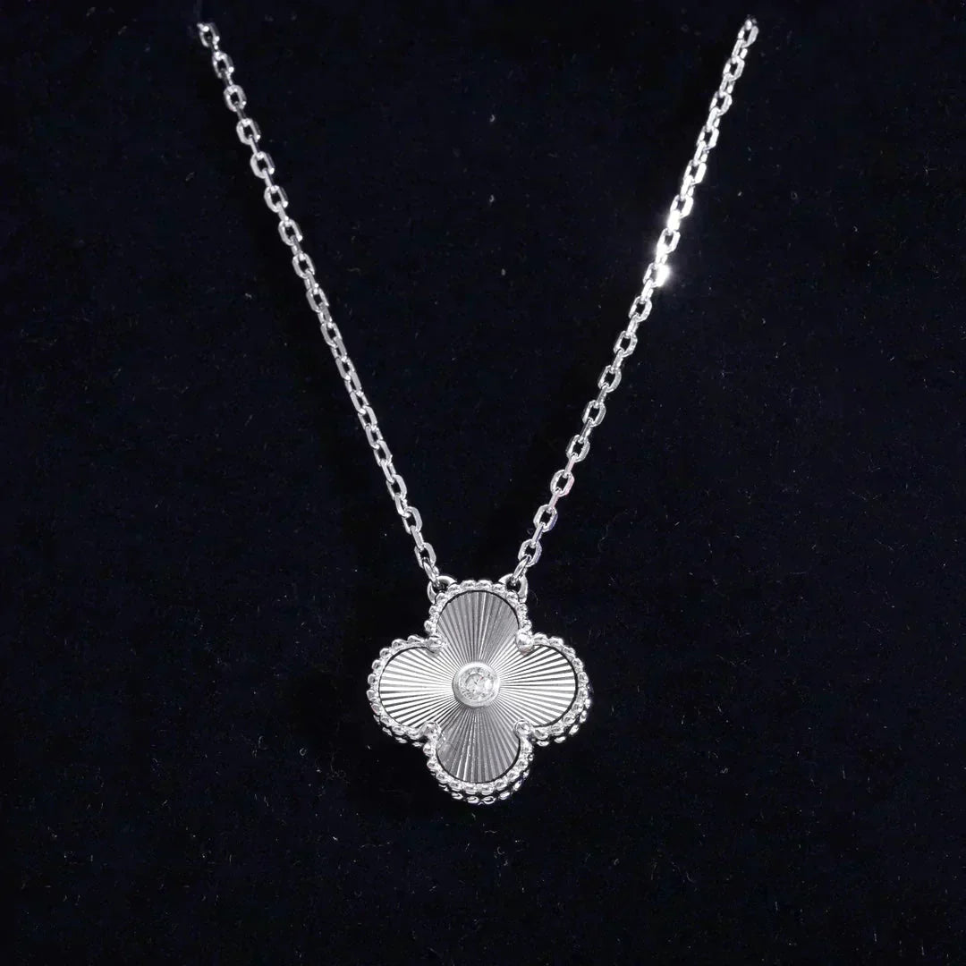 [Vellora-Opalyn]CLOVER  15MM DIAMOND LASER NECKLACE SILVER