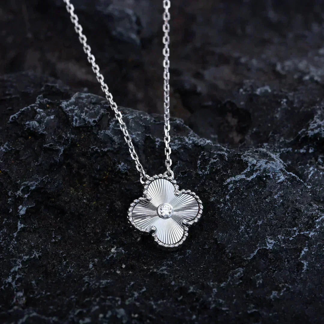 [Vellora-Opalyn]CLOVER  15MM DIAMOND LASER NECKLACE SILVER