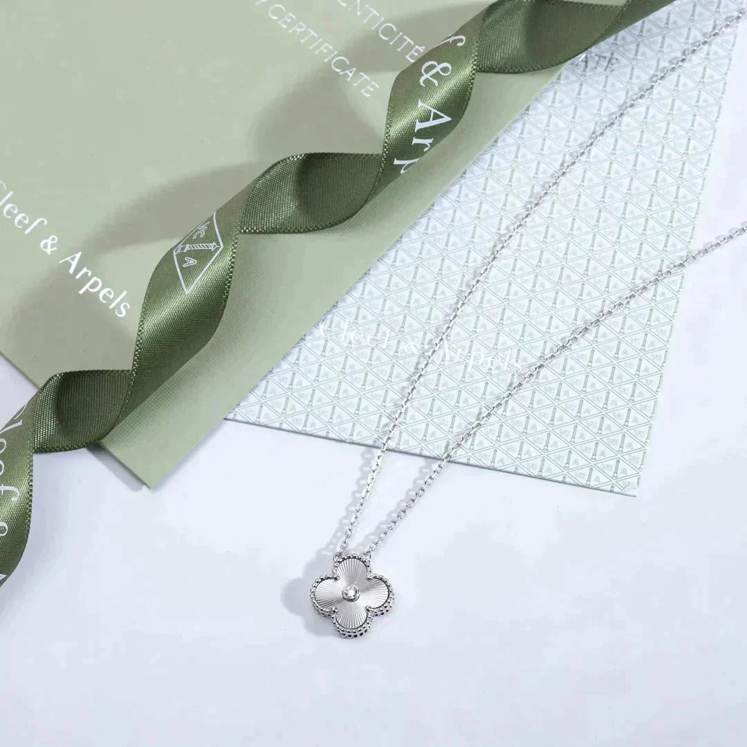 [Vellora-Opalyn]CLOVER  15MM DIAMOND LASER NECKLACE SILVER