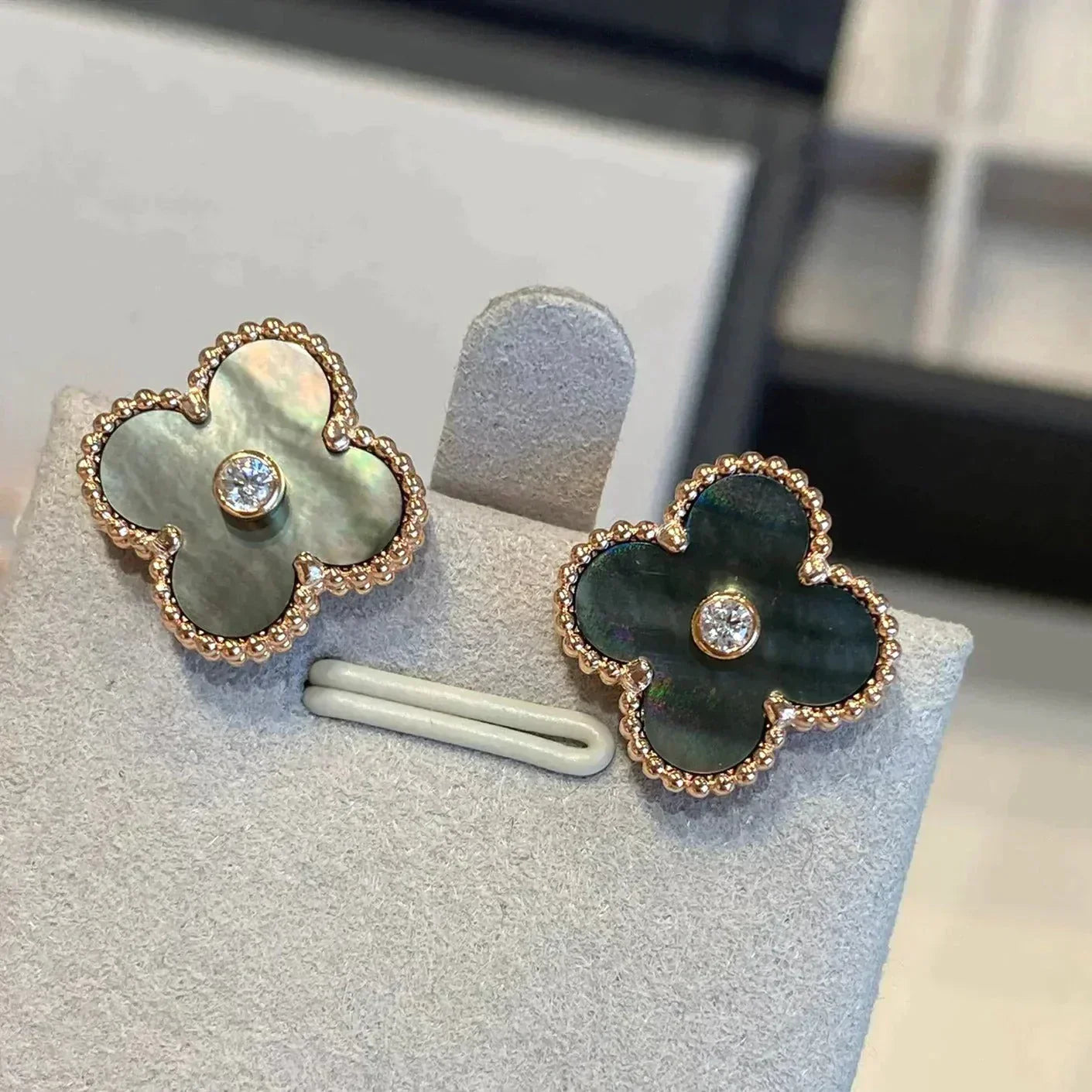 [Vellora-Opalyn]CLOVER MEDIUM 1 MOTIFS GRAY MOP  DIAMOND EARRINGS