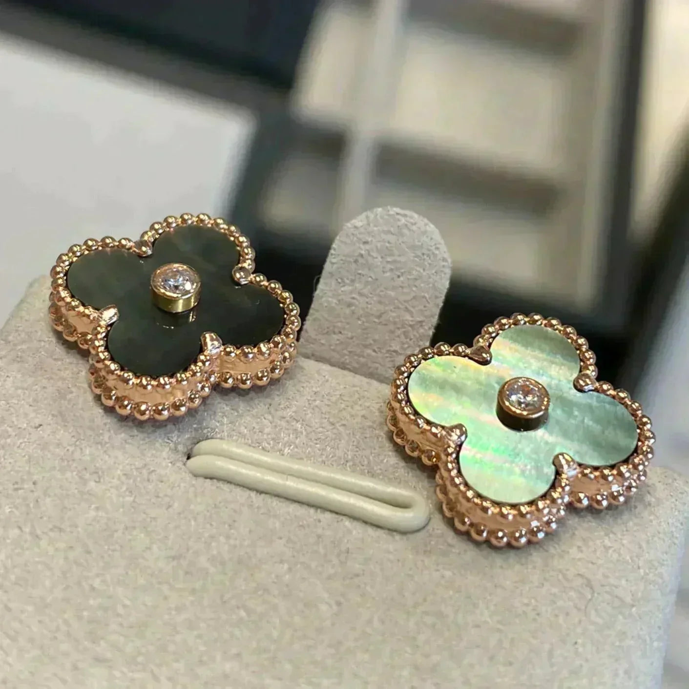 [Vellora-Opalyn]CLOVER MEDIUM 1 MOTIFS GRAY MOP  DIAMOND EARRINGS