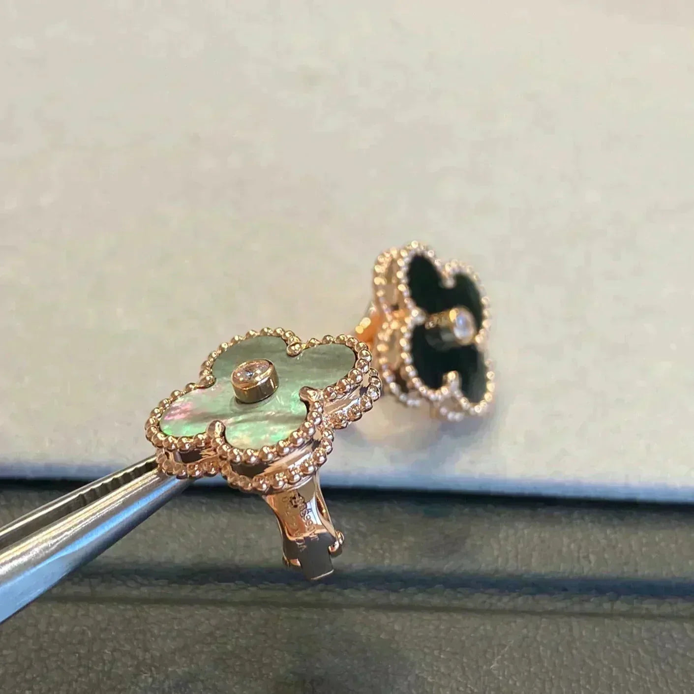 [Vellora-Opalyn]CLOVER MEDIUM 1 MOTIFS GRAY MOP  DIAMOND EARRINGS