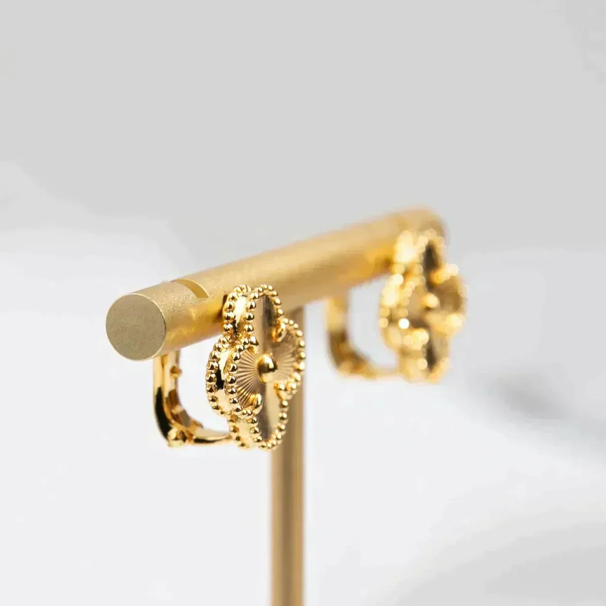 [Vellora-Opalyn]CLOVER MEDIUM 1 MOTIFS LASER EARRINGS