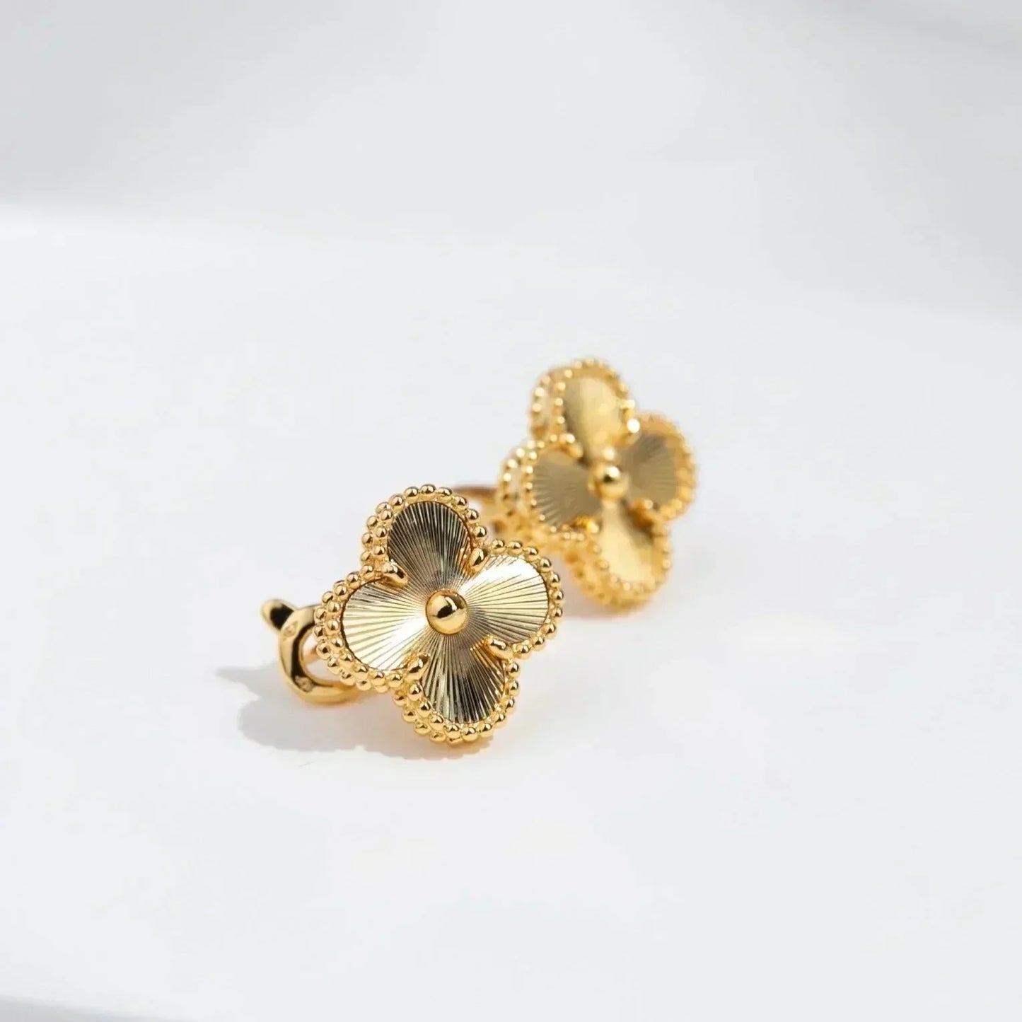 [Vellora-Opalyn]CLOVER MEDIUM 1 MOTIFS LASER EARRINGS
