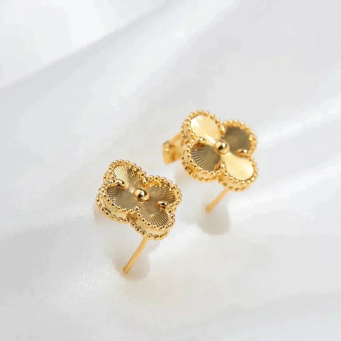 [Vellora-Opalyn]CLOVER MEDIUM 1 MOTIFS LASER EARRINGS