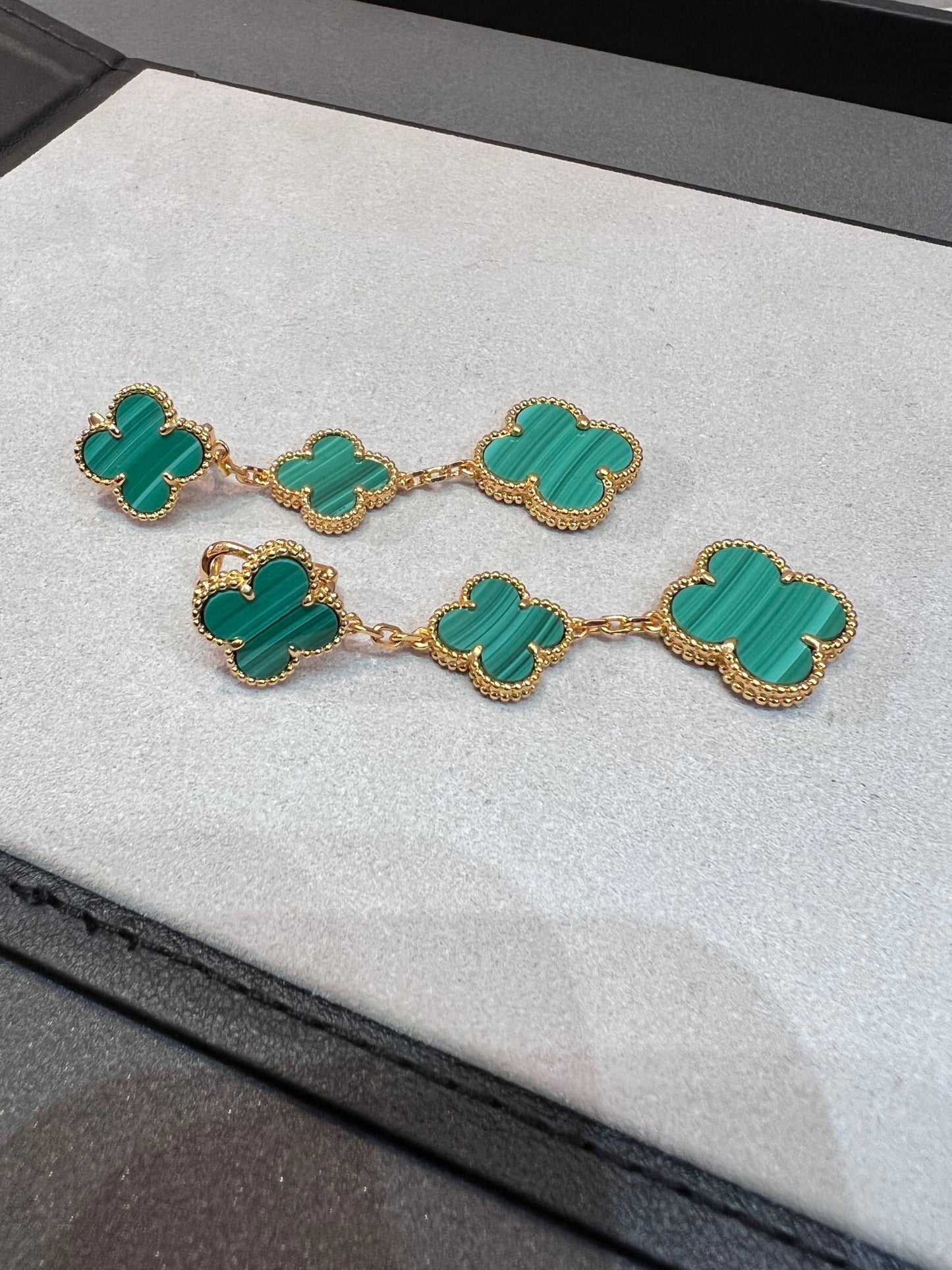 [Vellora-Opalyn]CLOVER MALACHITE 3 MOTIFS GOLD