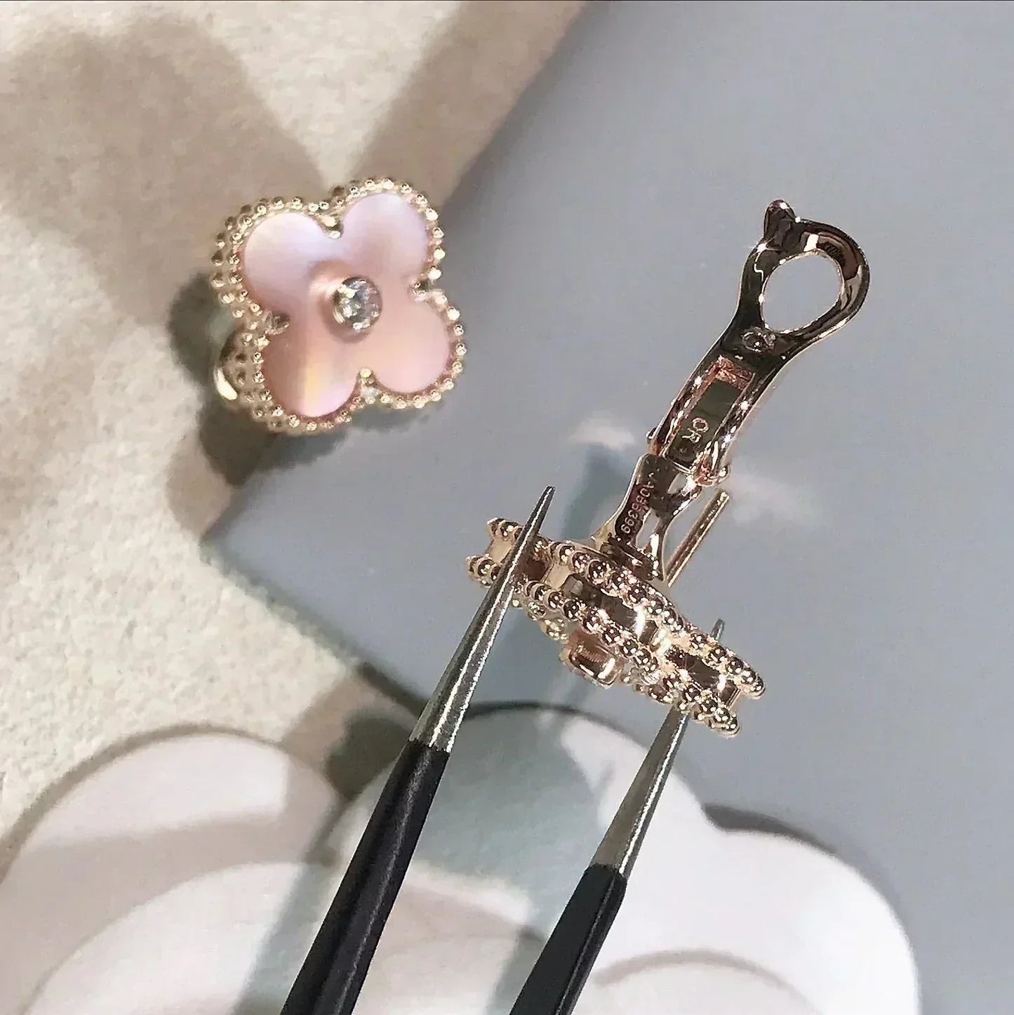 [Vellora-Opalyn]CLOVER MEDIUM 1 MOTIFS  PINK MOP DIAMOND EARRINGS