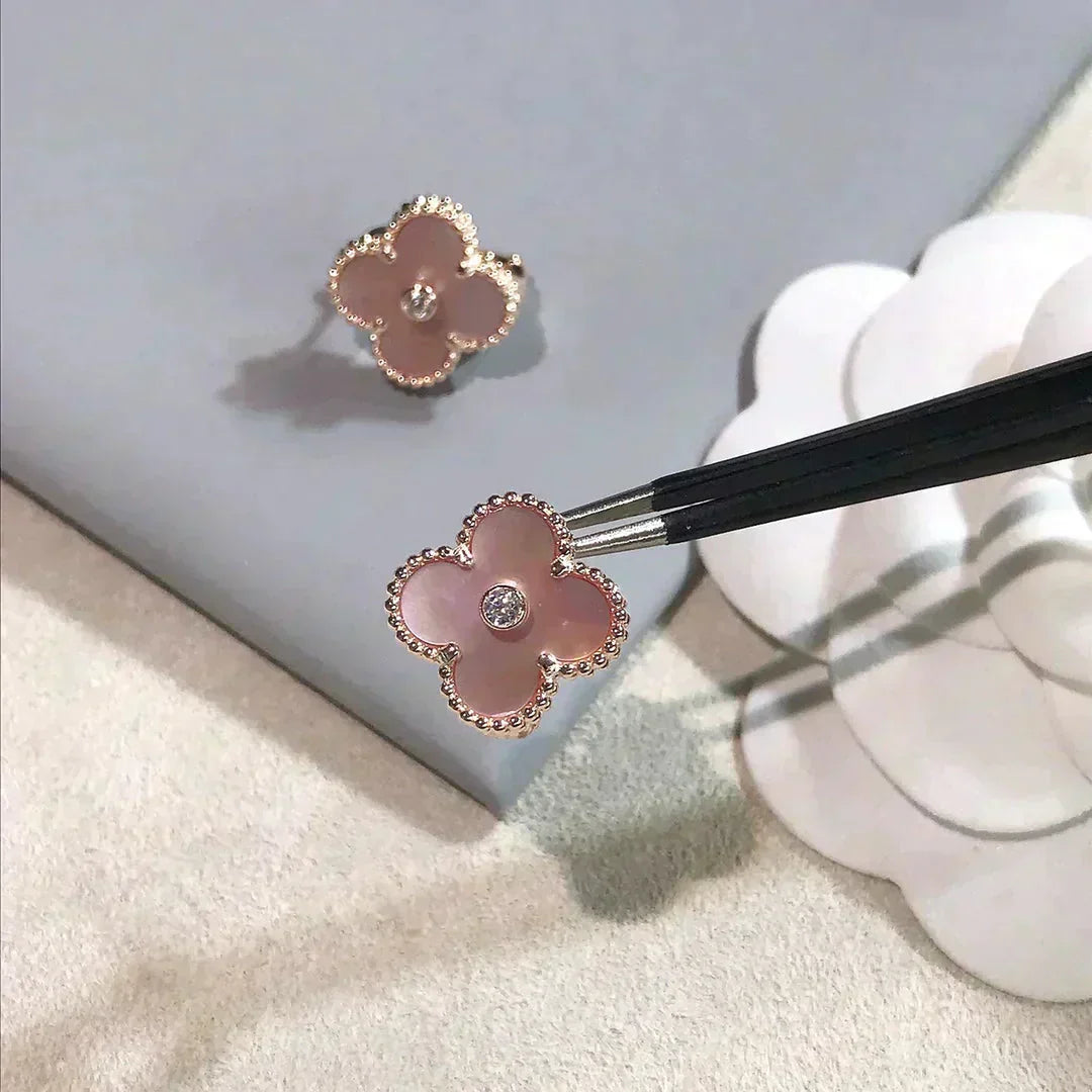 [Vellora-Opalyn]CLOVER MEDIUM 1 MOTIFS  PINK MOP DIAMOND EARRINGS