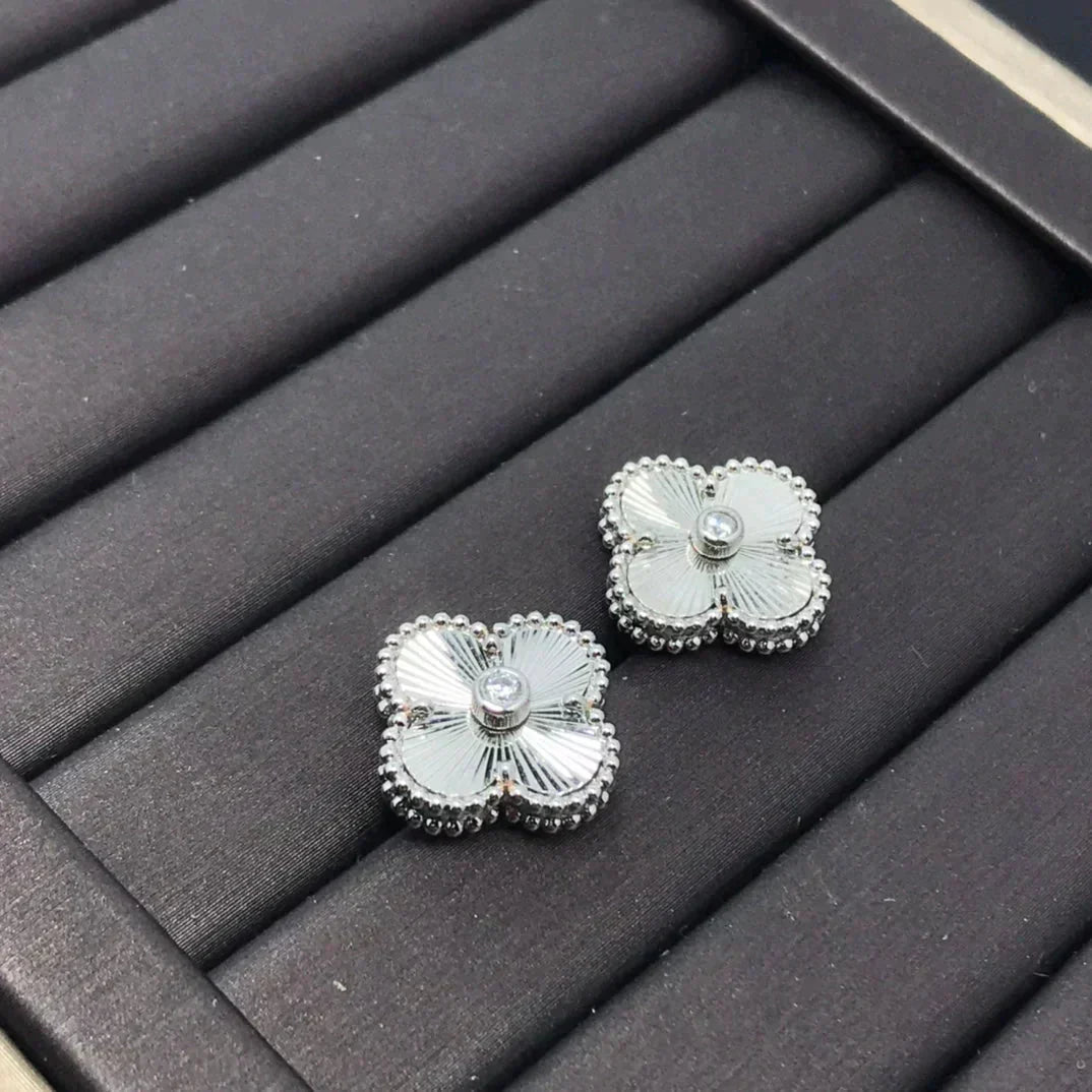 [Vellora-Opalyn]CLOVER MINI 9.5MM LASER EARRINGS