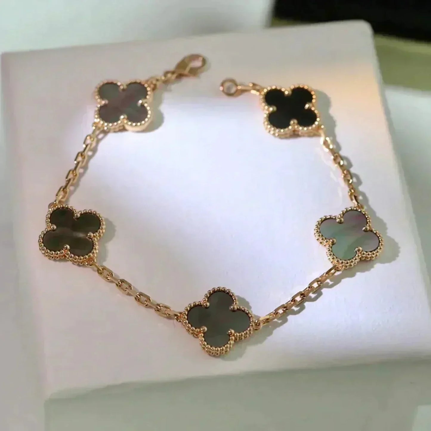 [Vellora-Opalyn]CLOVER 5 MOTIF GRAY MOP  BRACELET