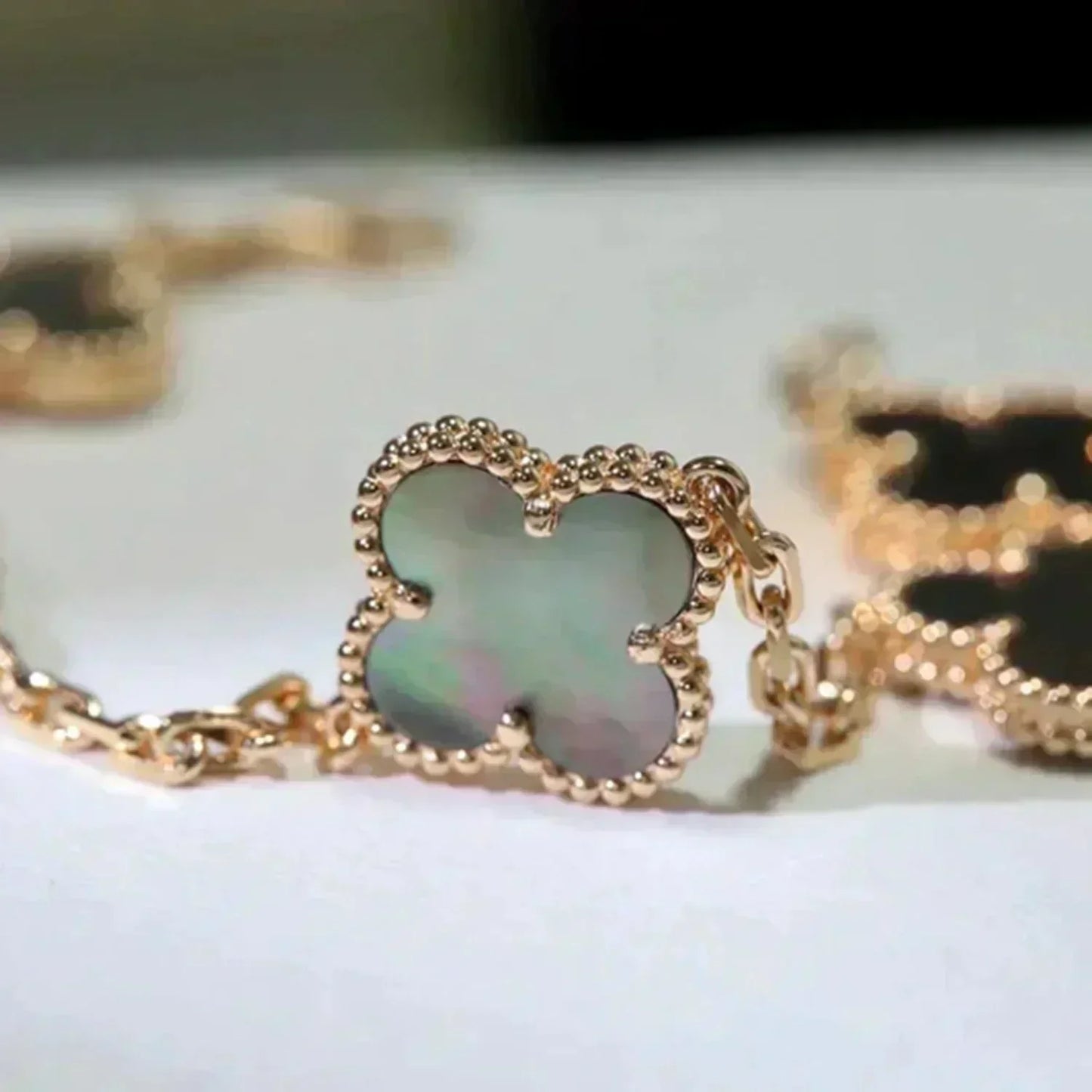 [Vellora-Opalyn]CLOVER 5 MOTIF GRAY MOP  BRACELET