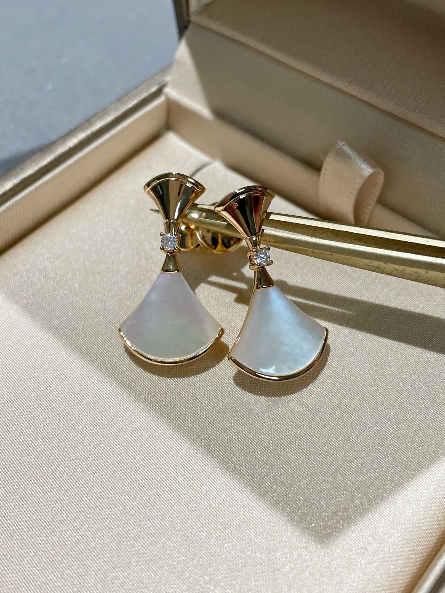 [Vellora-Opalyn]DREAM MOP 1 DIAMOND EARRINGS