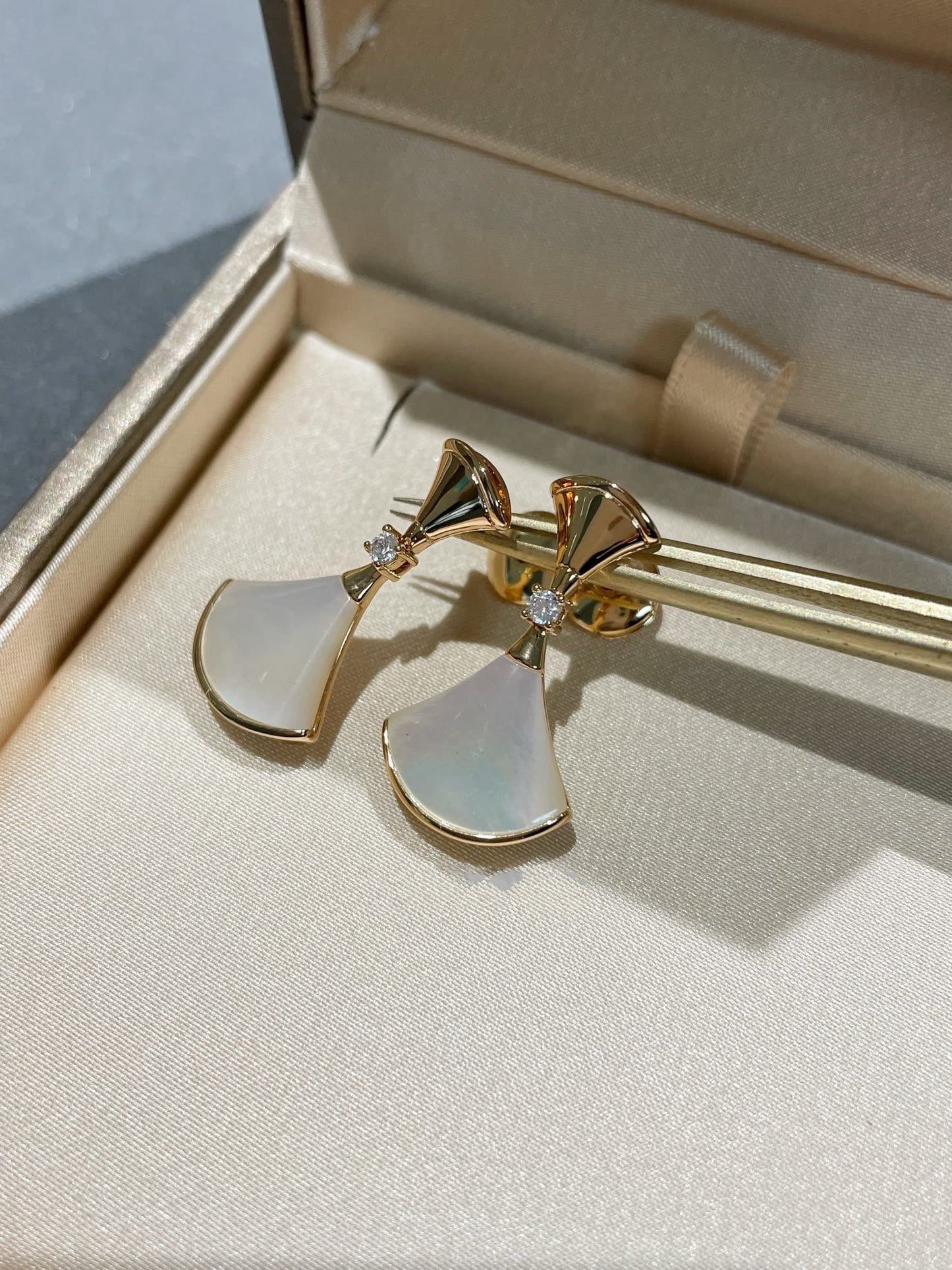 [Vellora-Opalyn]DREAM MOP 1 DIAMOND EARRINGS