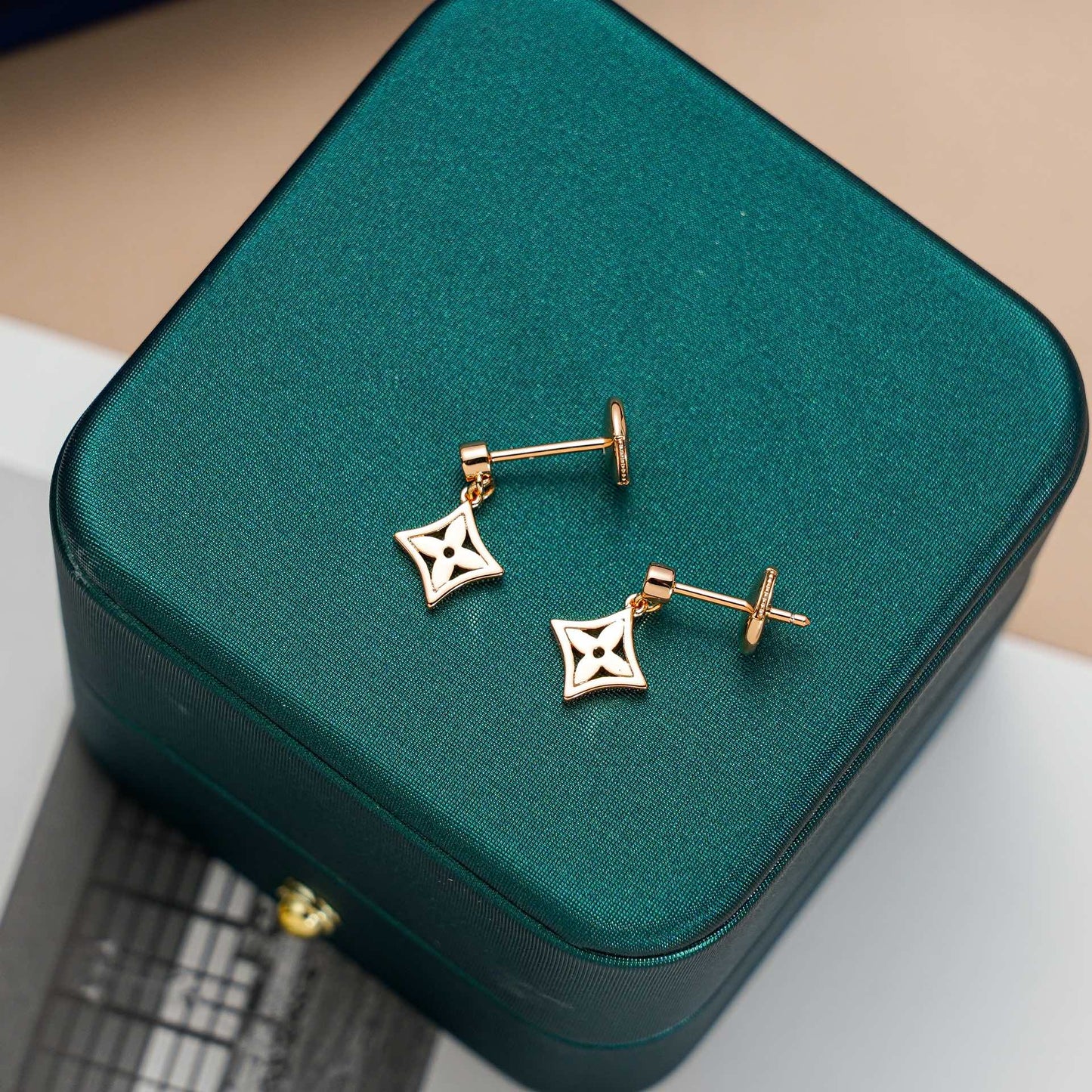 [Vellora-Opalyn]STAR EARRINGS GOLD