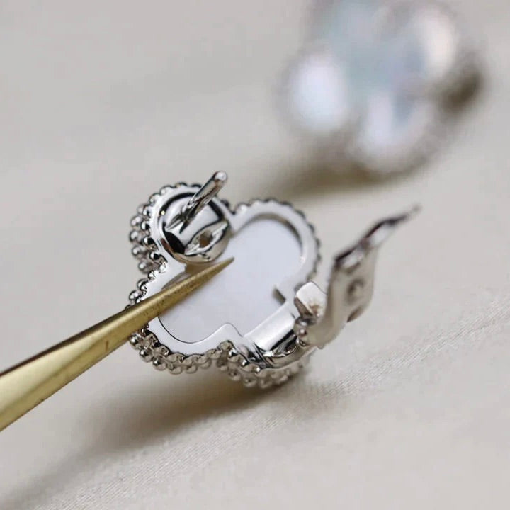 [Vellora-Opalyn]CLOVER MEDIUM 1 MOTIFS  WHITE MOP EARRINGS SILVER