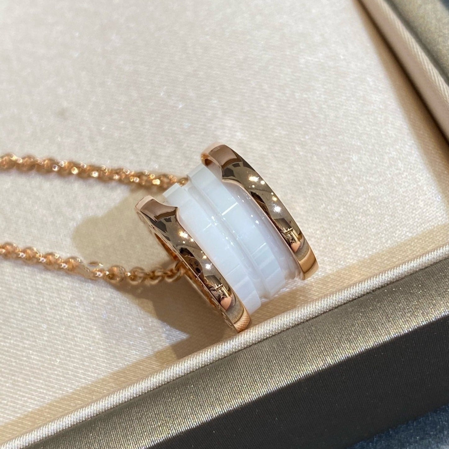 [Vellora-Opalyn]ZERO 1 WHITE CERAMIC PINK GOLD NECKLACE