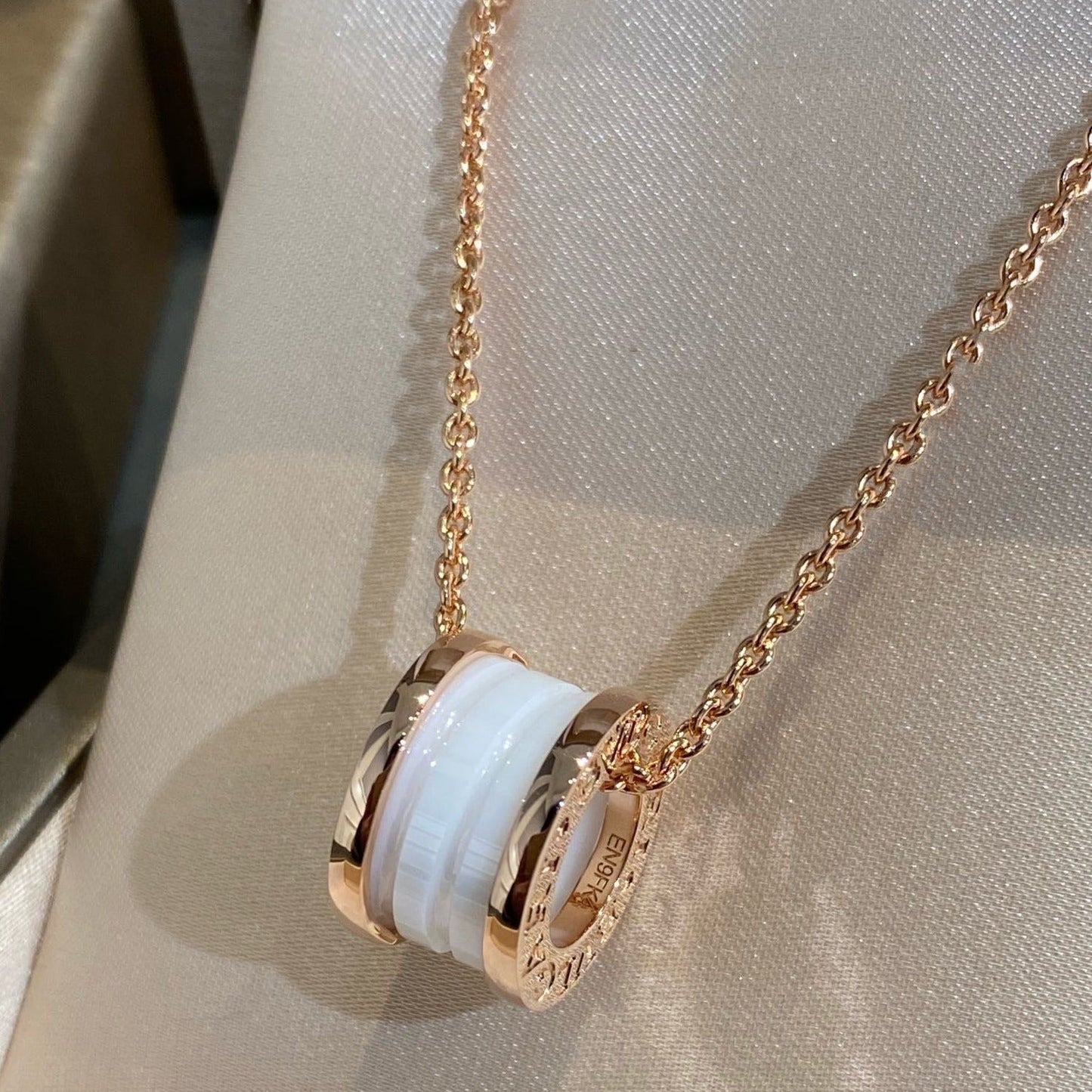 [Vellora-Opalyn]ZERO 1 WHITE CERAMIC PINK GOLD NECKLACE