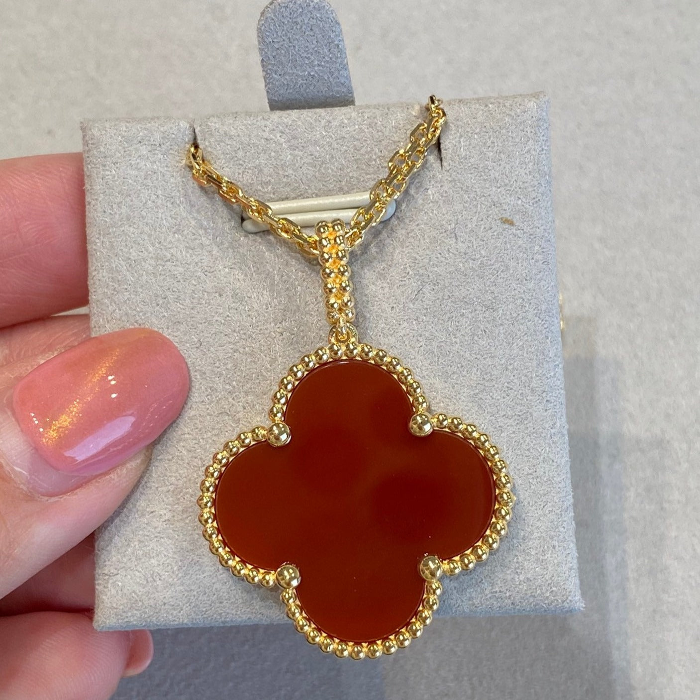 [Vellora-Opalyn]CLOVER 25MM NECKLACE GOLD CARNELIAN
