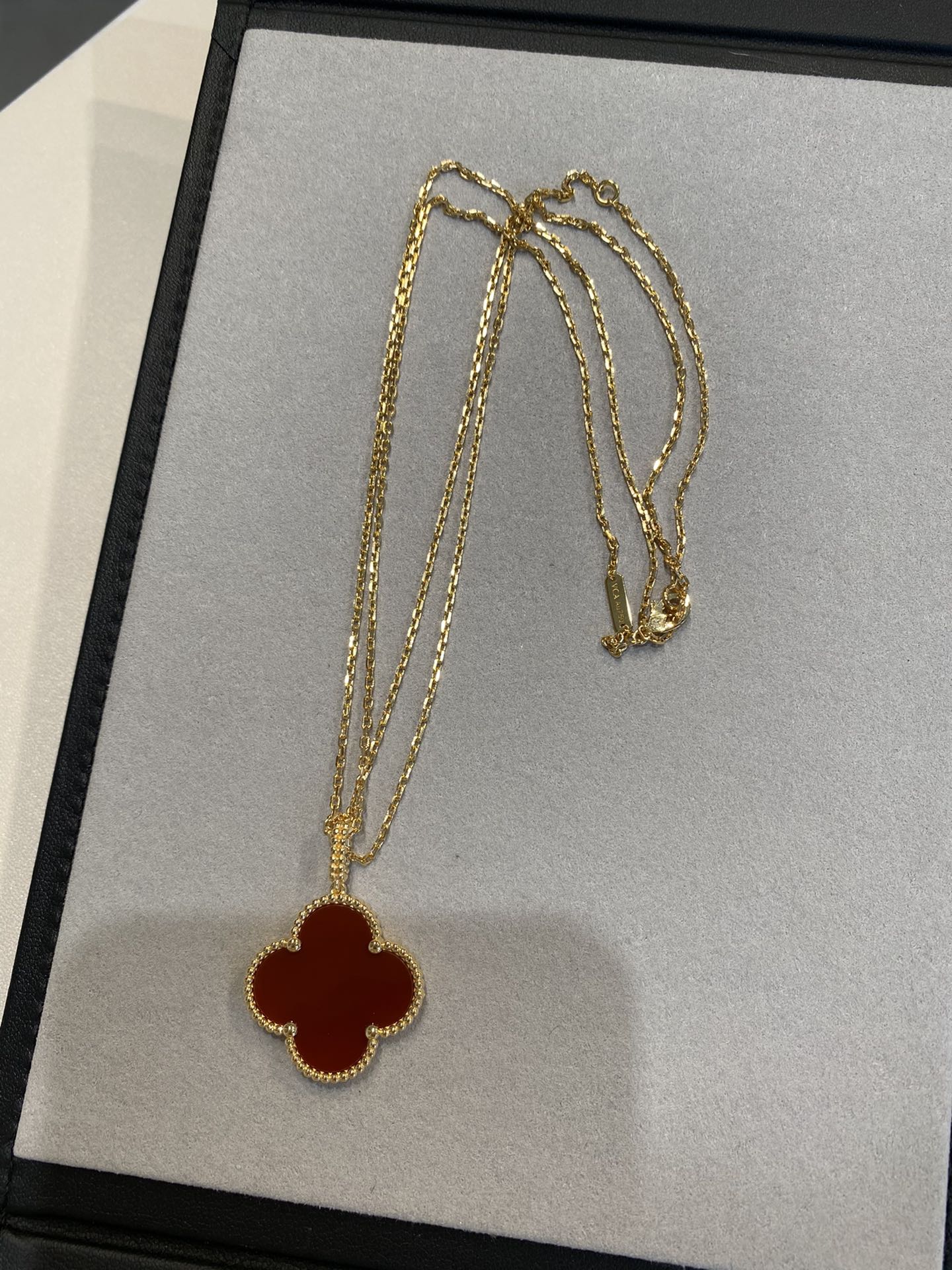 [Vellora-Opalyn]CLOVER 25MM NECKLACE GOLD CARNELIAN