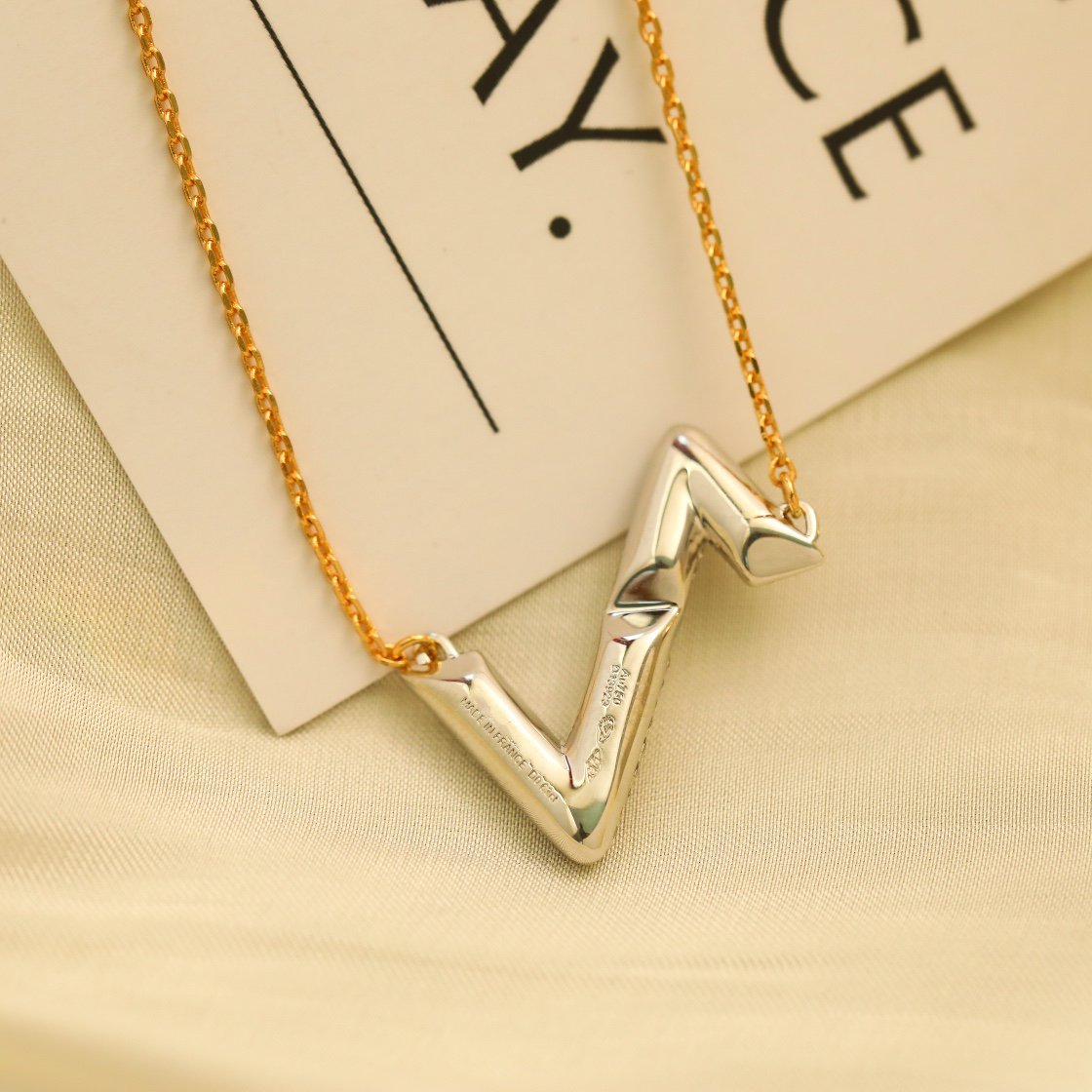 [Vellora-Opalyn]VOLT SILVER DIAMOND PEDANT NECKLACE