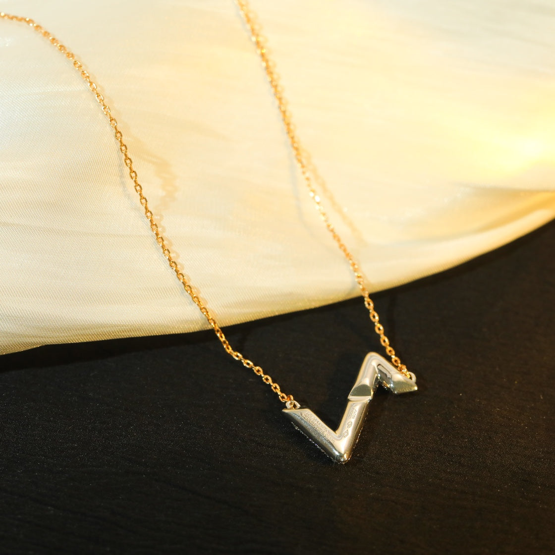 [Vellora-Opalyn]VOLT SILVER DIAMOND PEDANT NECKLACE