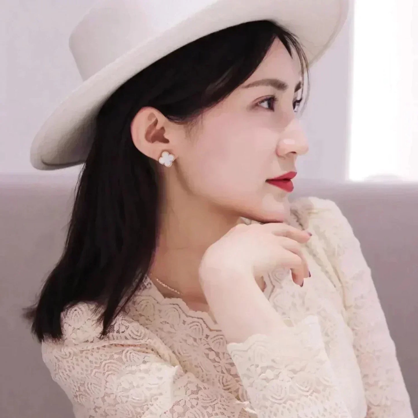 [Vellora-Opalyn]CLOVER MEDIUM 1 MOTIFS  WHITE MOP STUD EARRINGS