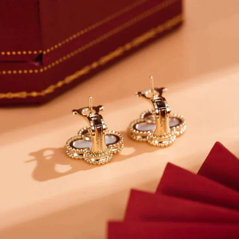 [Vellora-Opalyn]CLOVER MEDIUM 1 MOTIFS  WHITE MOP STUD EARRINGS