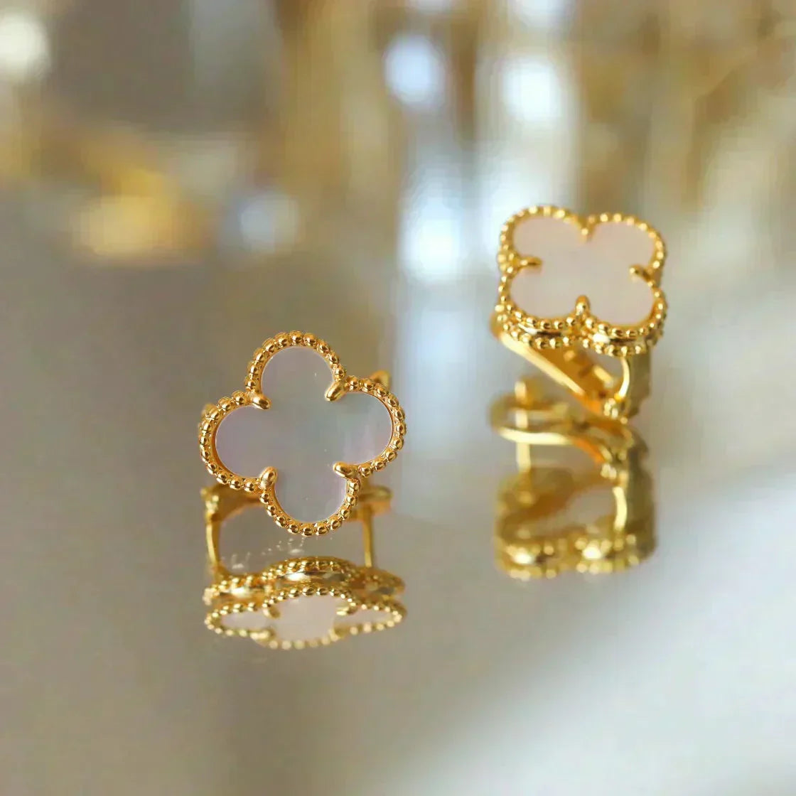 [Vellora-Opalyn]CLOVER MEDIUM 1 MOTIFS  WHITE MOP STUD EARRINGS