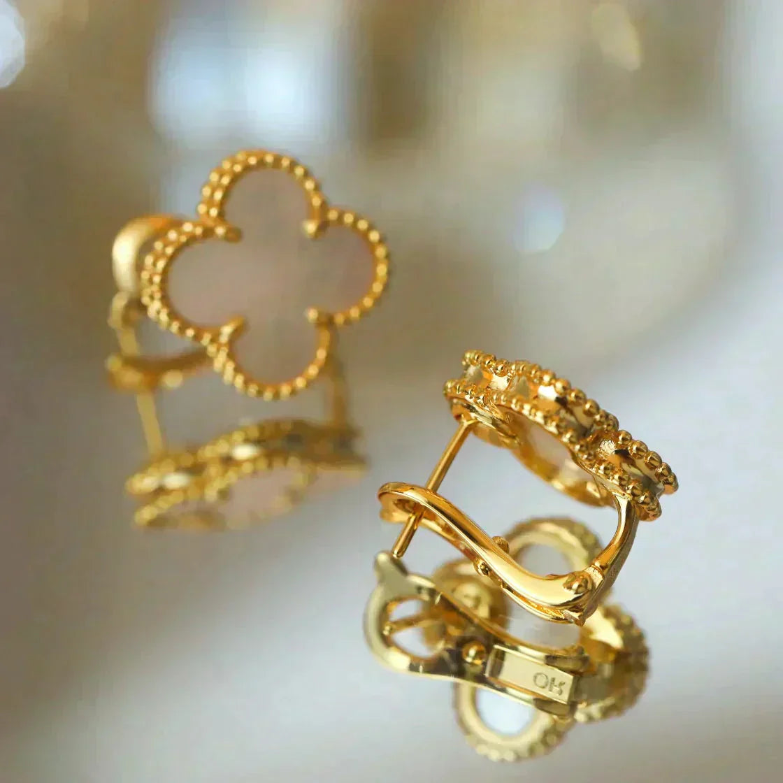 [Vellora-Opalyn]CLOVER MEDIUM 1 MOTIFS  WHITE MOP STUD EARRINGS