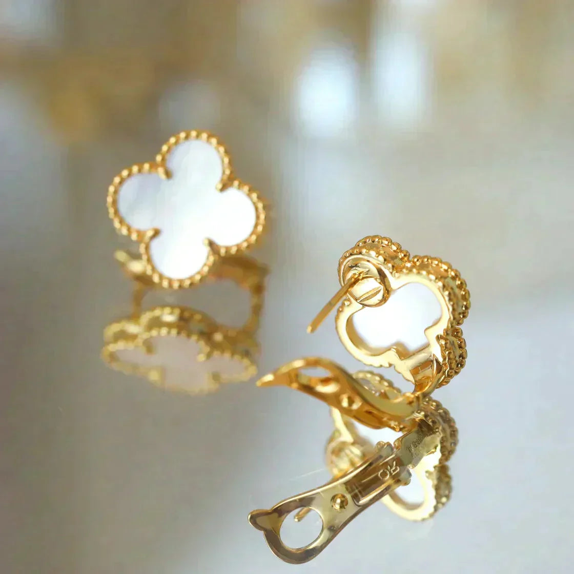 [Vellora-Opalyn]CLOVER MEDIUM 1 MOTIFS  WHITE MOP STUD EARRINGS