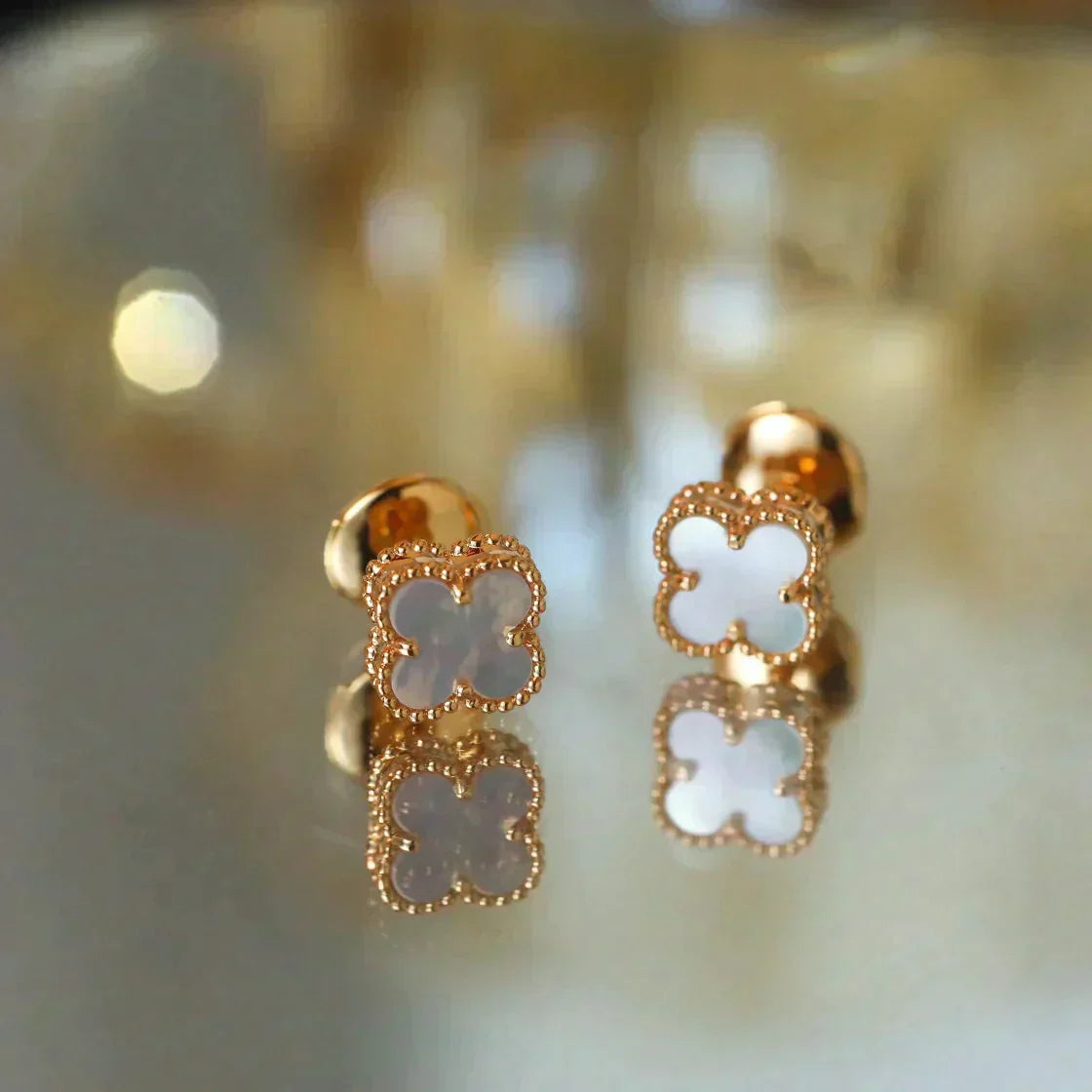 [Vellora-Opalyn]CLOVER MINI 9.5MM WHITE MOP EARRINGS
