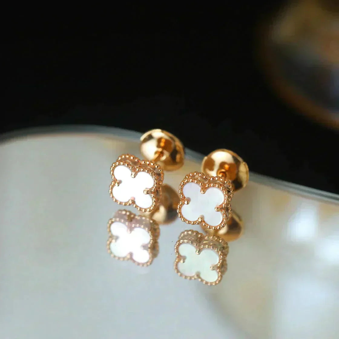 [Vellora-Opalyn]CLOVER MINI 9.5MM WHITE MOP EARRINGS