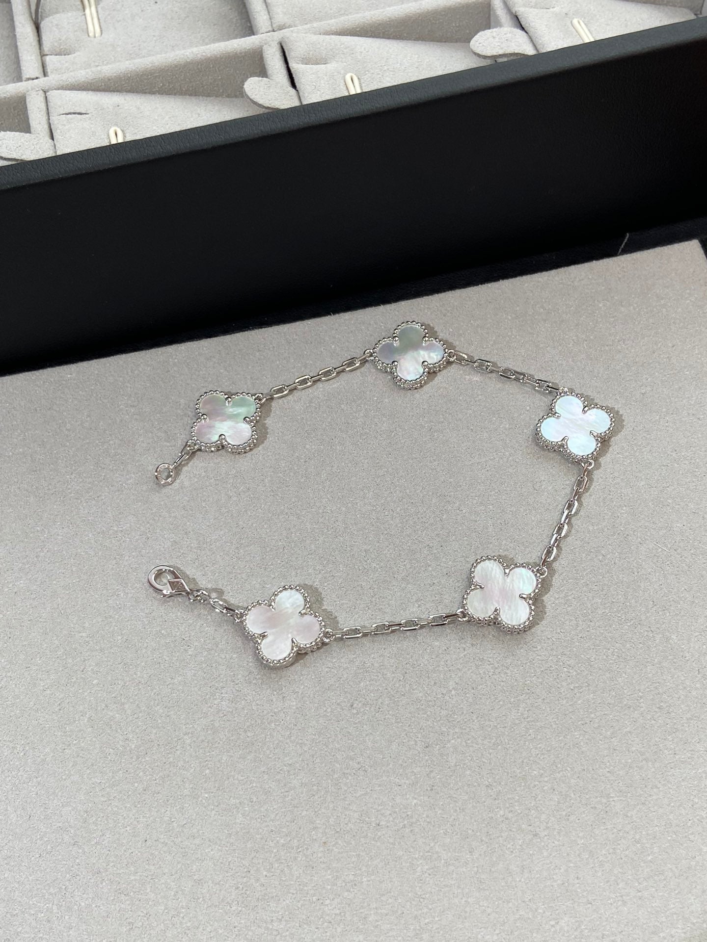 [Vellora-Opalyn]CLOVER SILVER MOP 5 MOTIF BRACELET