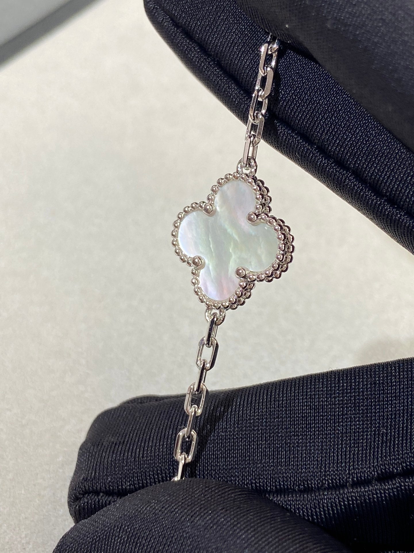 [Vellora-Opalyn]CLOVER SILVER MOP 5 MOTIF BRACELET