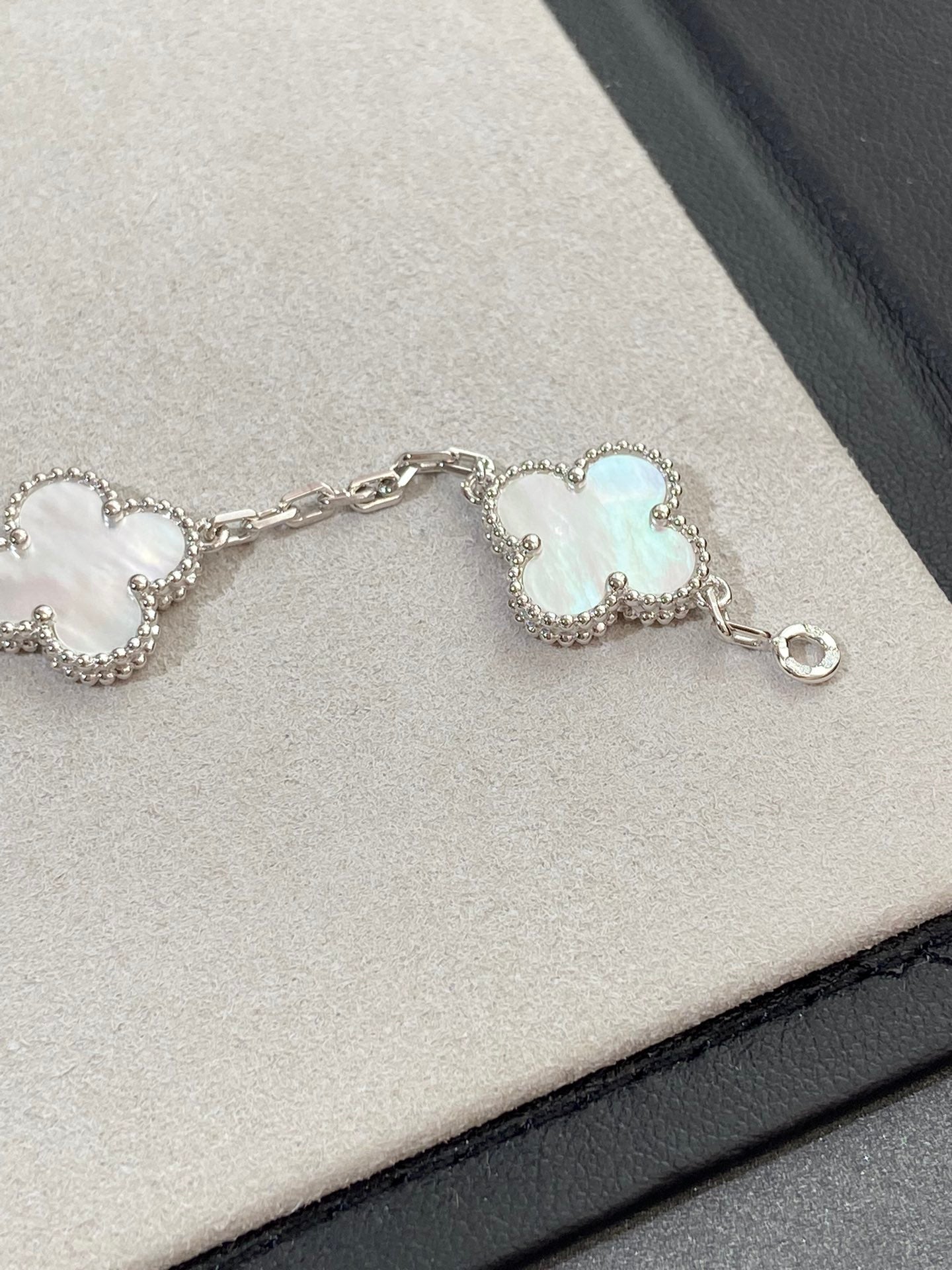 [Vellora-Opalyn]CLOVER SILVER MOP 5 MOTIF BRACELET