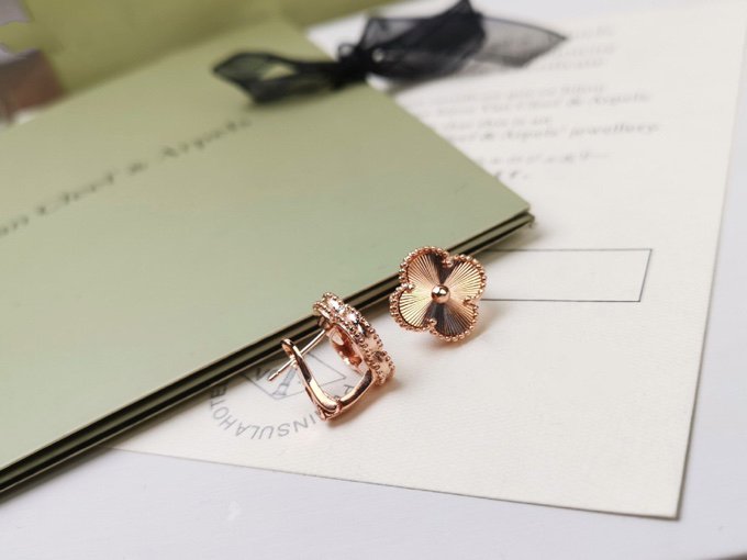 [Vellora-Opalyn]CLOVER MEDIUM STUD EARRINGS