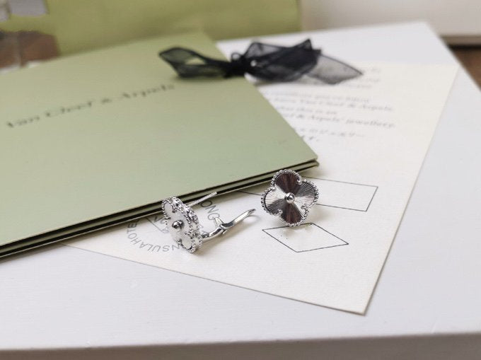 [Vellora-Opalyn]CLOVER MEDIUM STUD EARRINGS