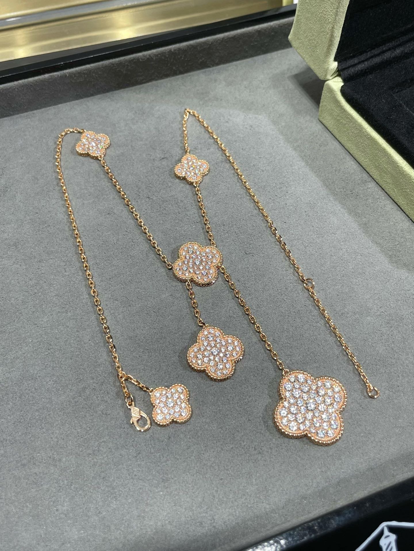 [Vellora-Opalyn]CLOVER 6 MOTIF DIAMOND PAVED NECKLACE