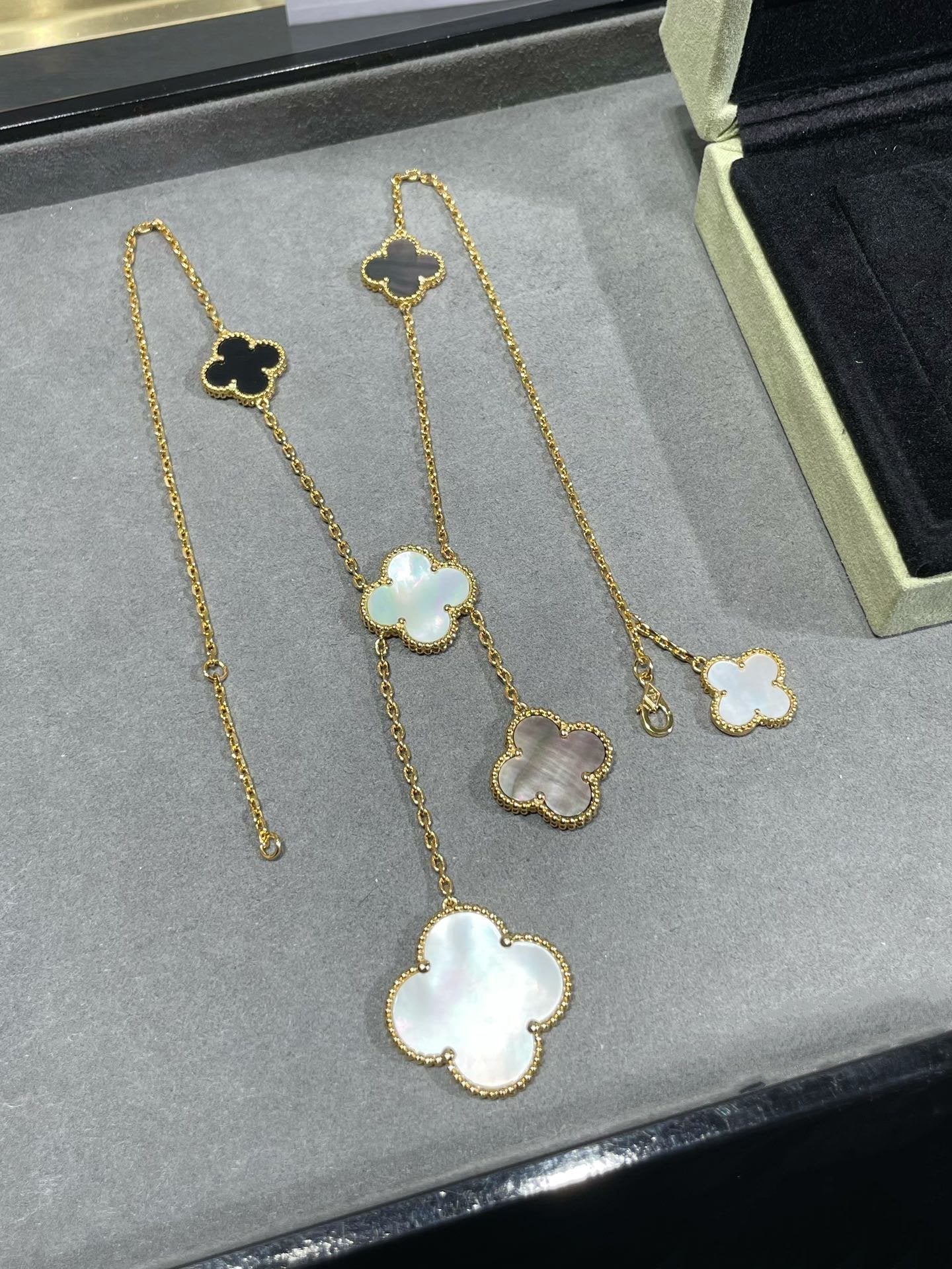 [Vellora-Opalyn]CLOVER 6 MOTIF MOP ONYX GOLD NECKLACE