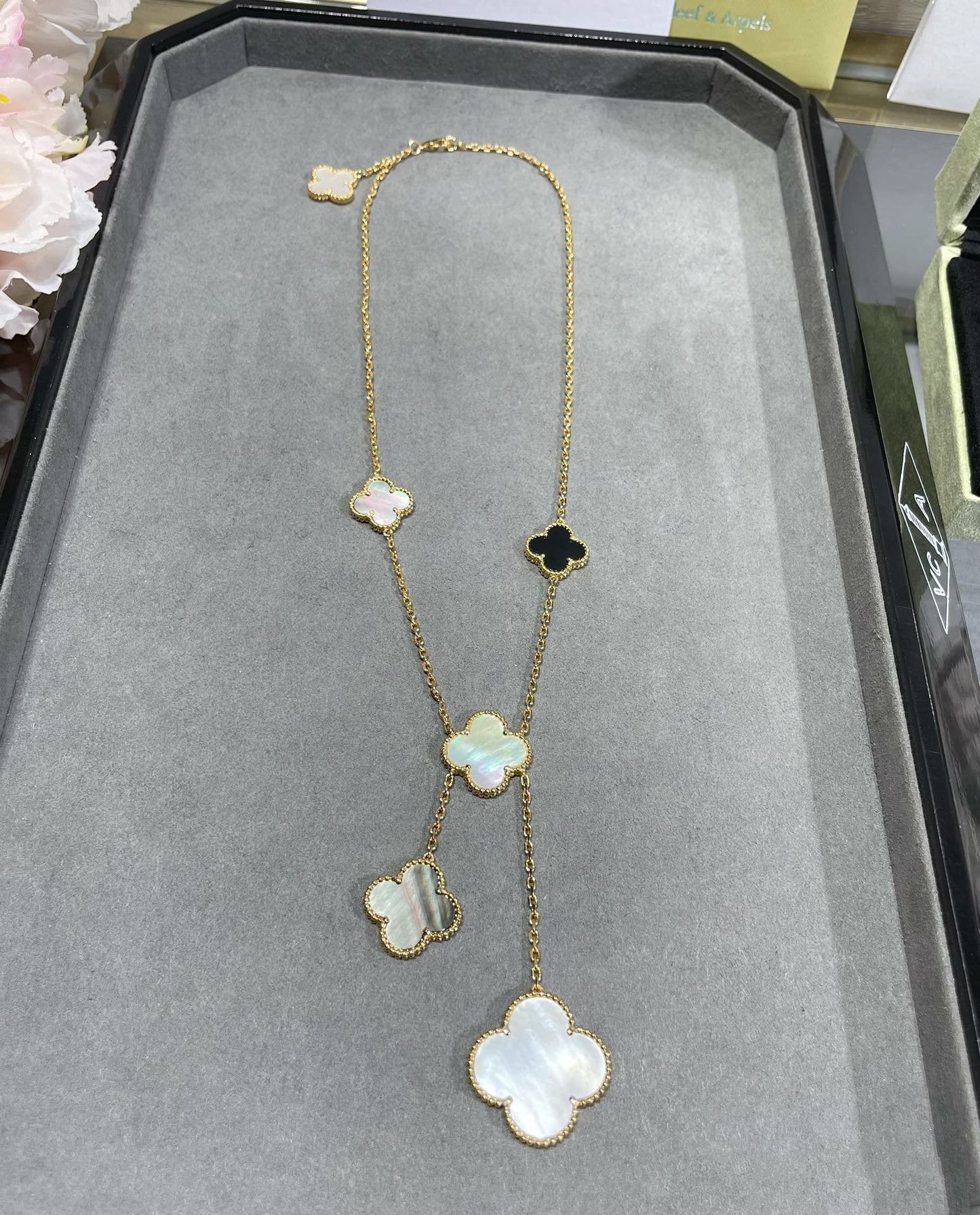 [Vellora-Opalyn]CLOVER 6 MOTIF MOP ONYX GOLD NECKLACE