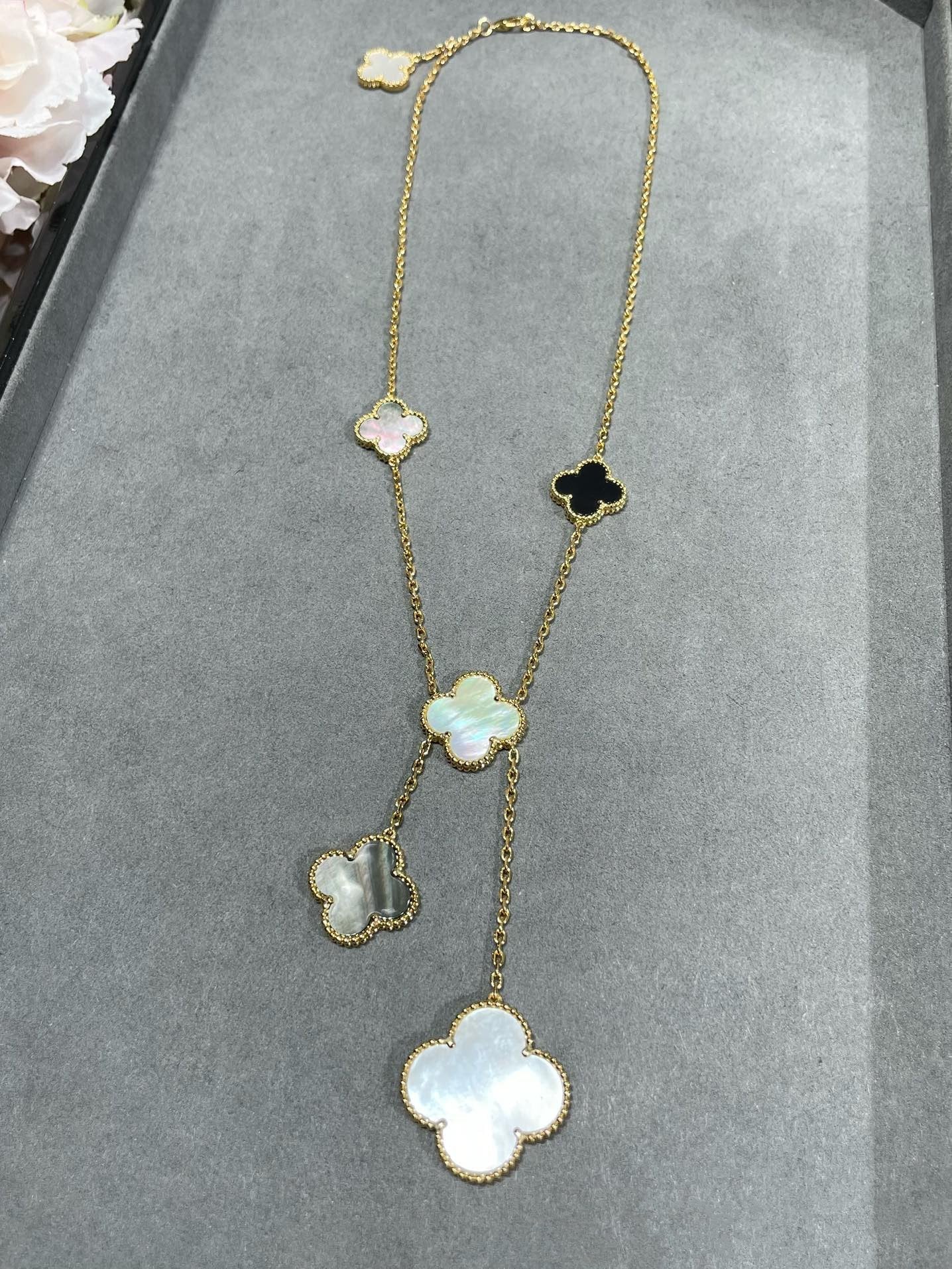 [Vellora-Opalyn]CLOVER 6 MOTIF MOP ONYX GOLD NECKLACE