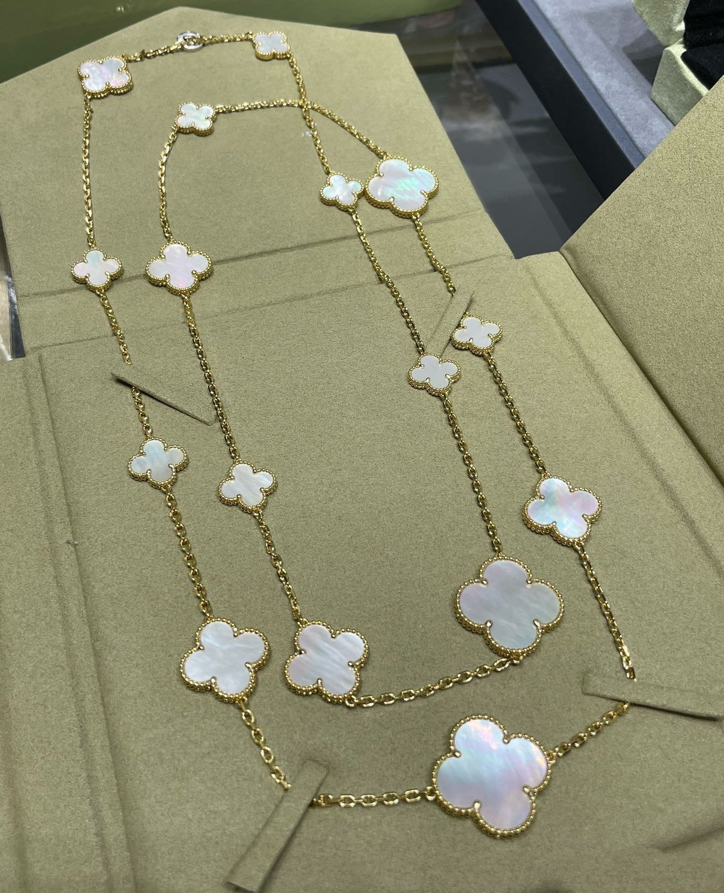 [Vellora-Opalyn]CLOVER 16 MOTIF WHITE MOP GOLD NECKLACE